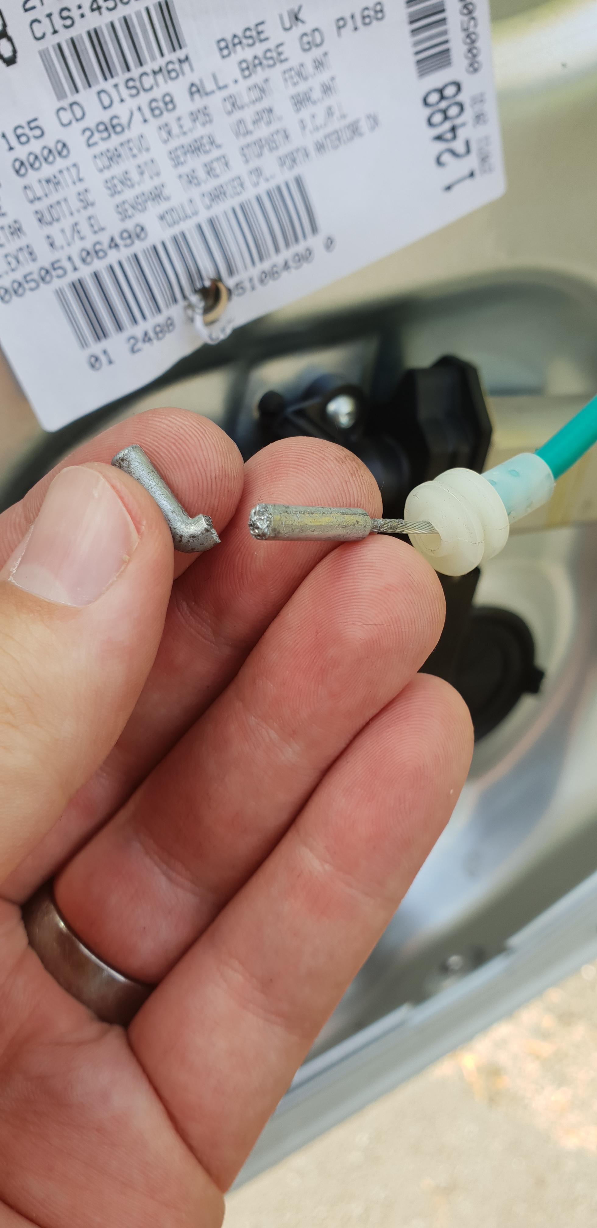 Anyone know how to fix / replace a snapped door cable on an Alfa Romeo Giulietta? r/Cartalk