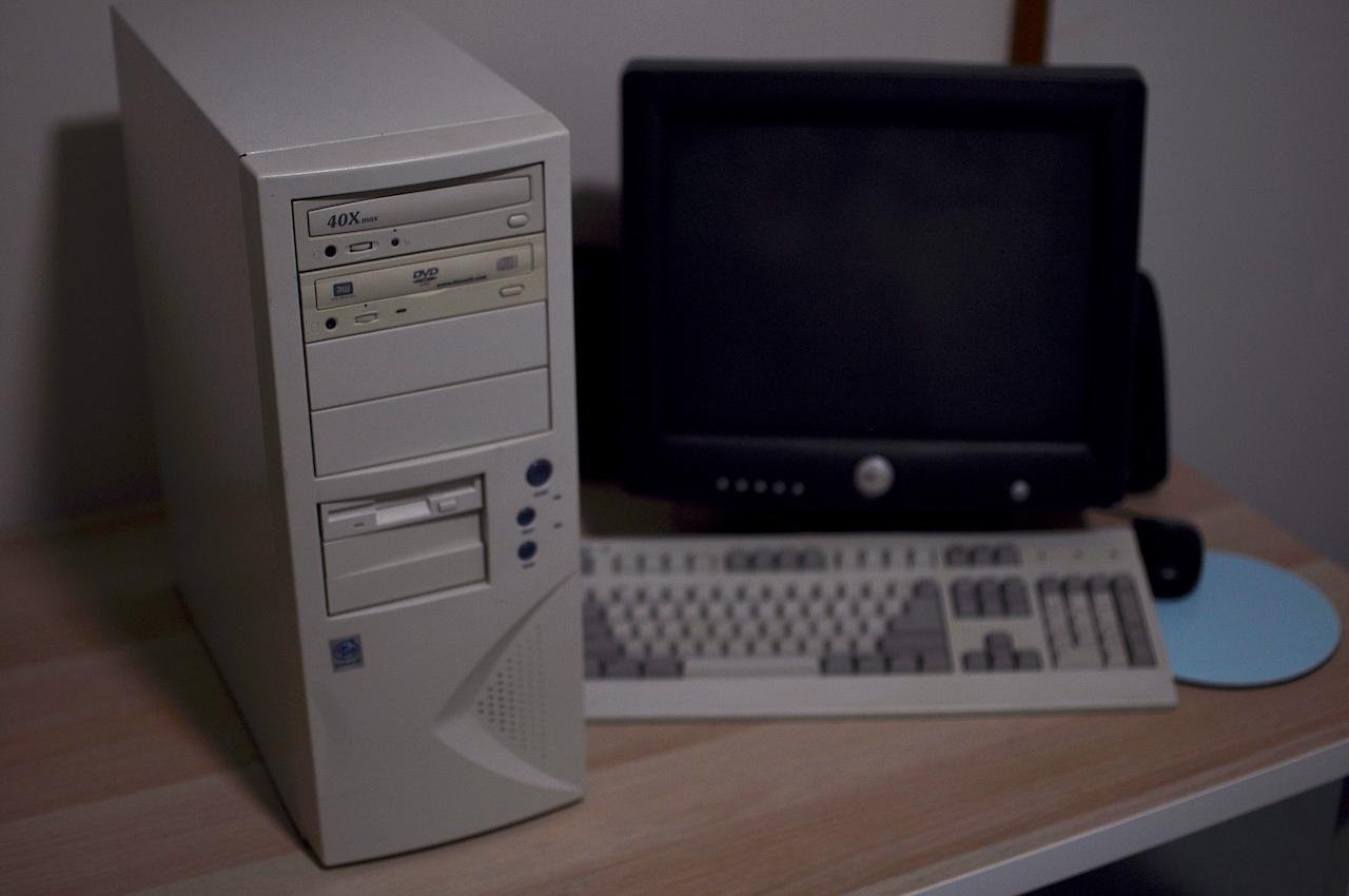 My main windows 98 gaming computer roughly similar to what I had in '99 or 2000 I reckon r