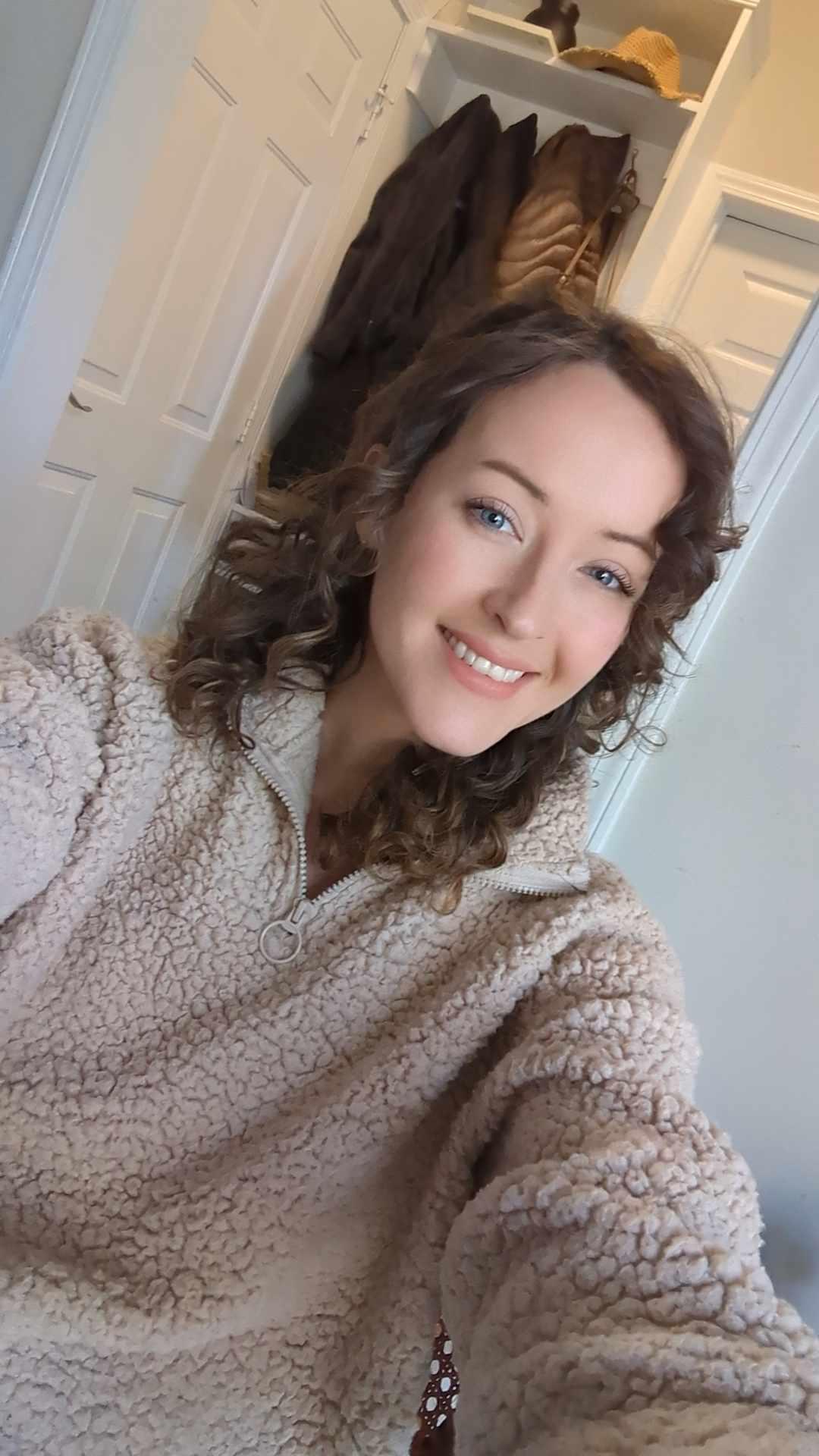 A random day off calls for a cute comfy princess. : SFWNextDoorGirls