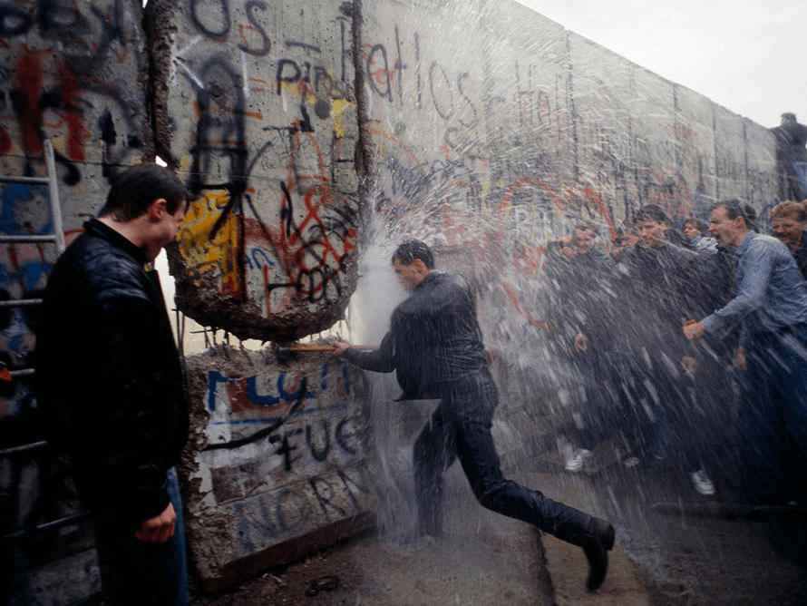 Fall of Berlin Wall 9 November 1989 [960 x 860] r/HistoryPorn