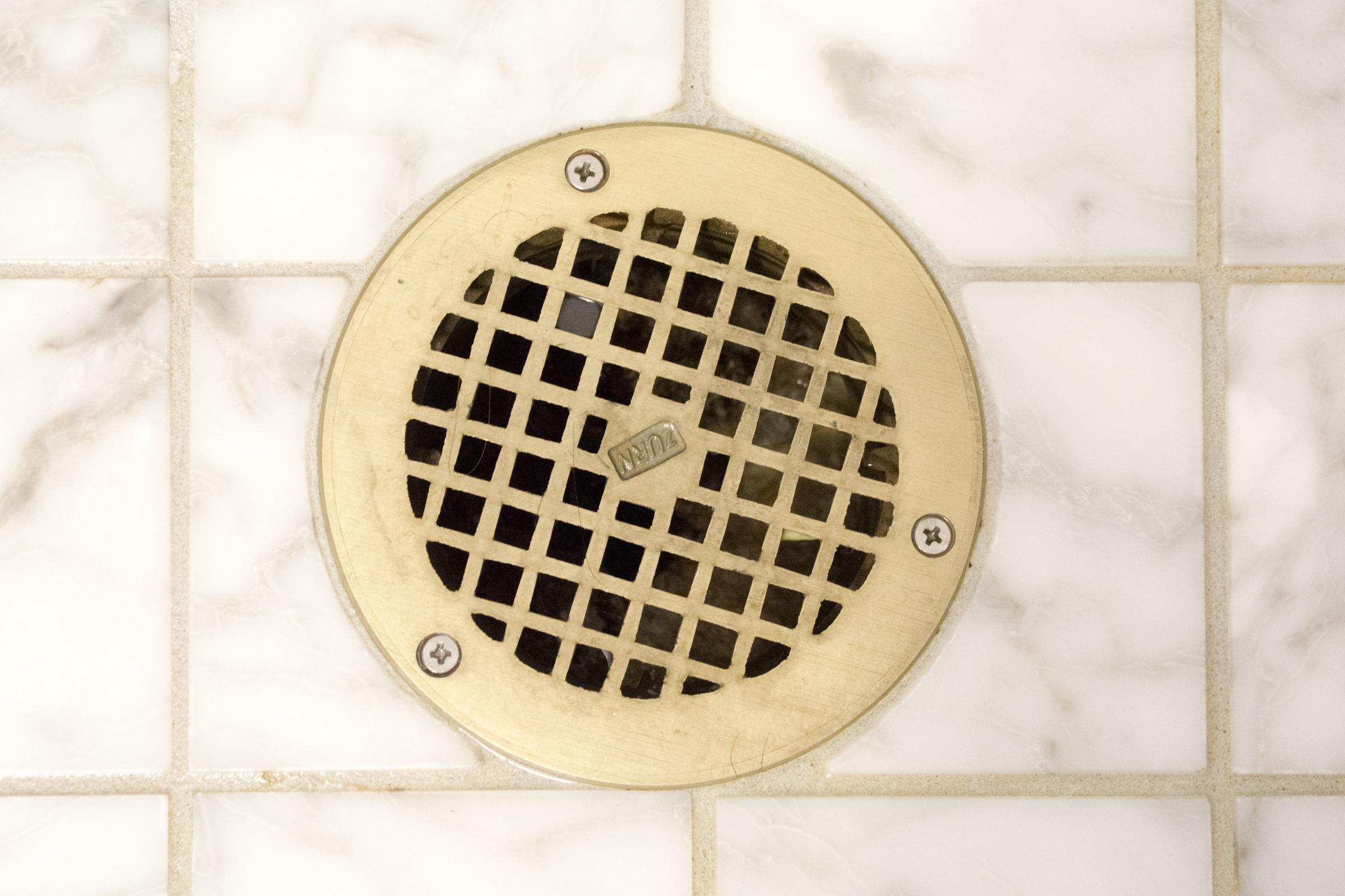 How do I remove this 'stuck' drain cover? After I remove the screws the