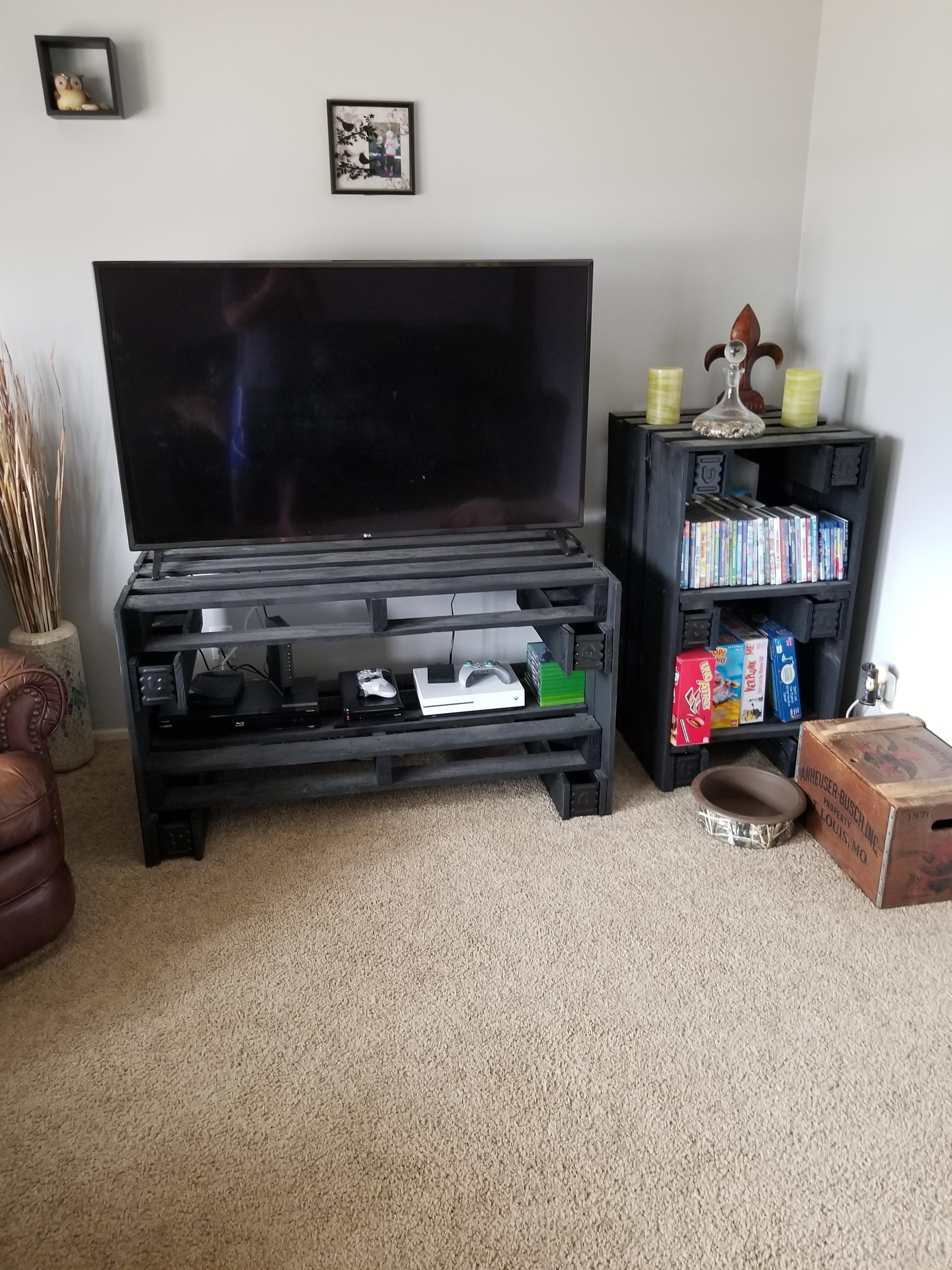 Tv stand and companion shelf piece. r/palletfurniture
