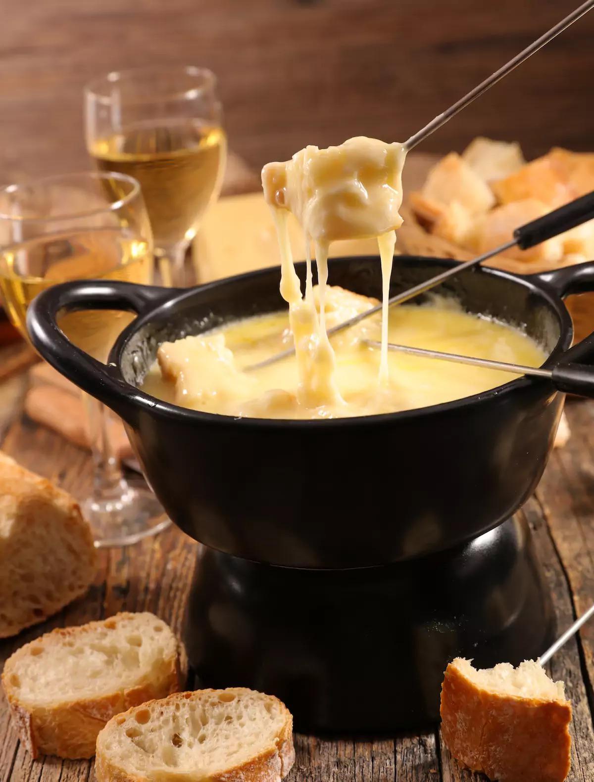 Quelle est la différence entre une fondue et une raclette ? r/france