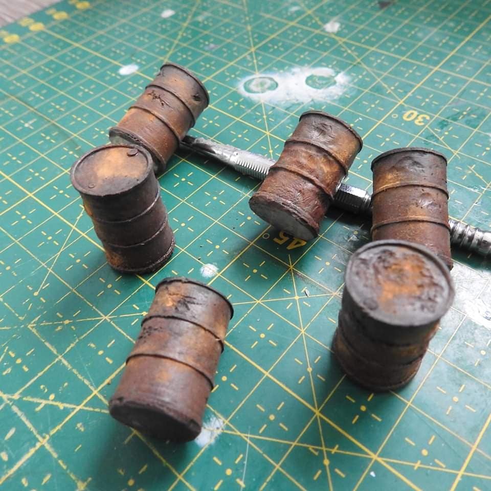Today I finished painting metal barrels for the new scenery, a lot of