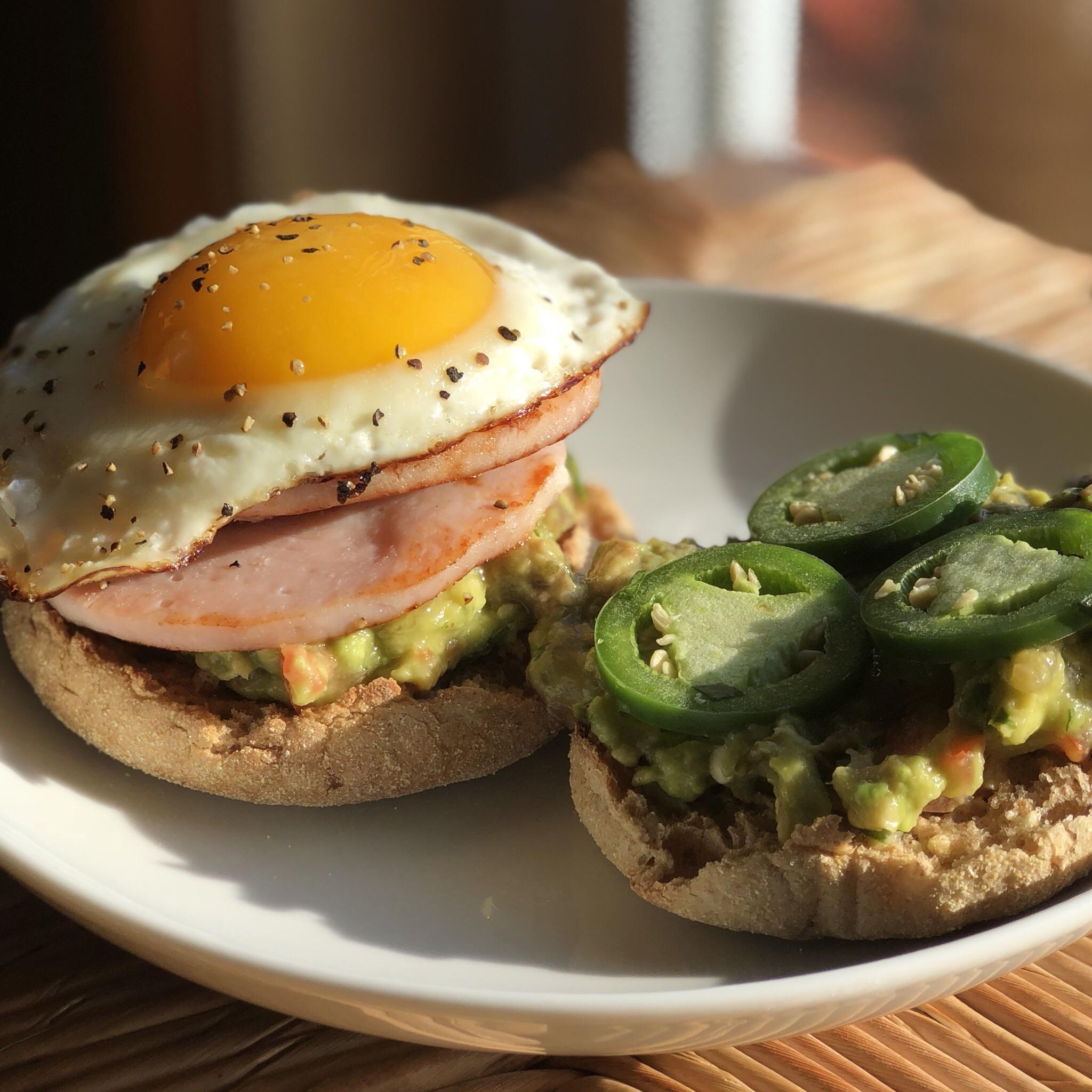 Turkey, Egg, & Avocado Sandwich 382 cal r/1200isplenty