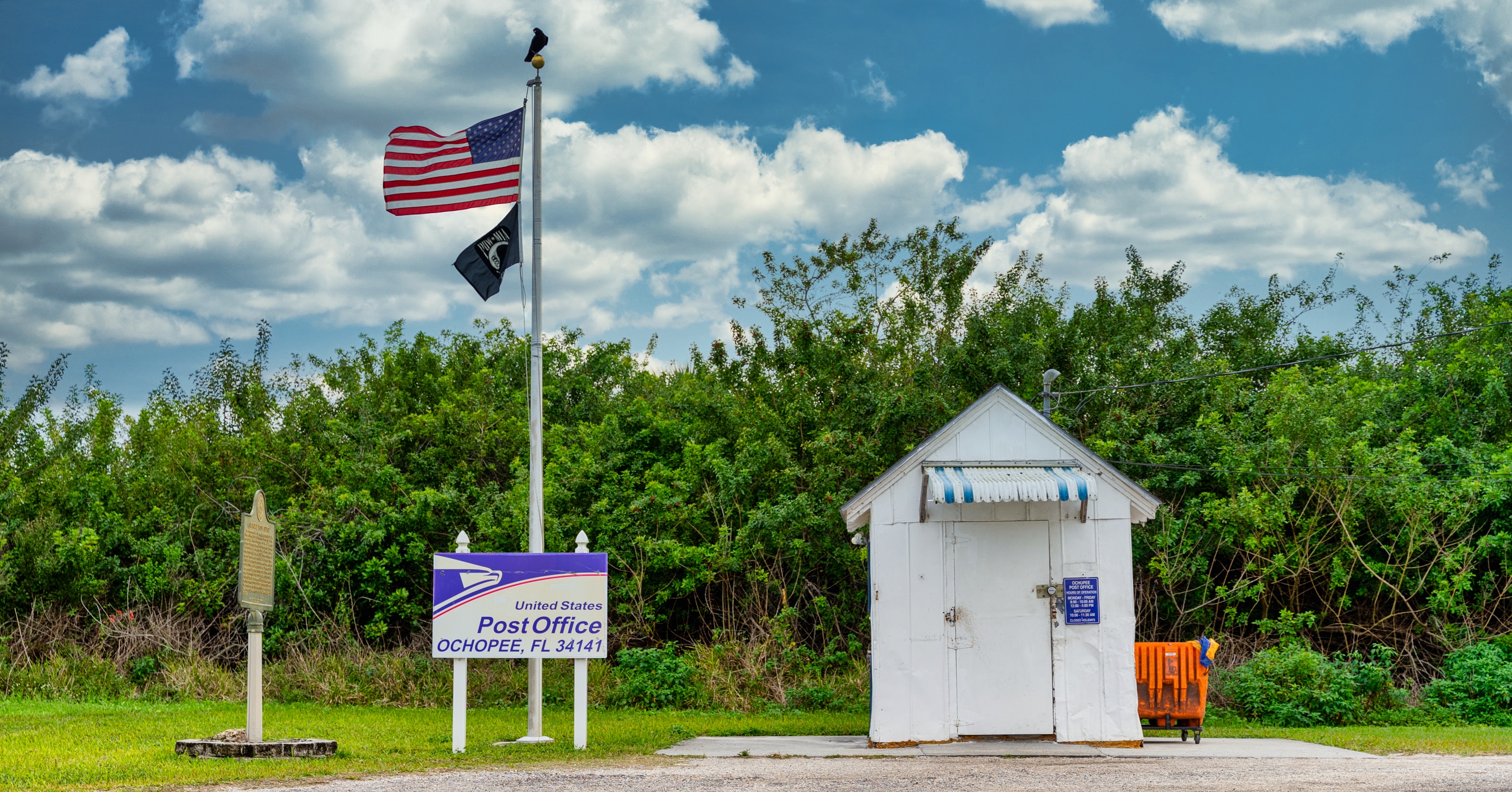 The smallest post office in the United States is in Ochopee, FL. r
