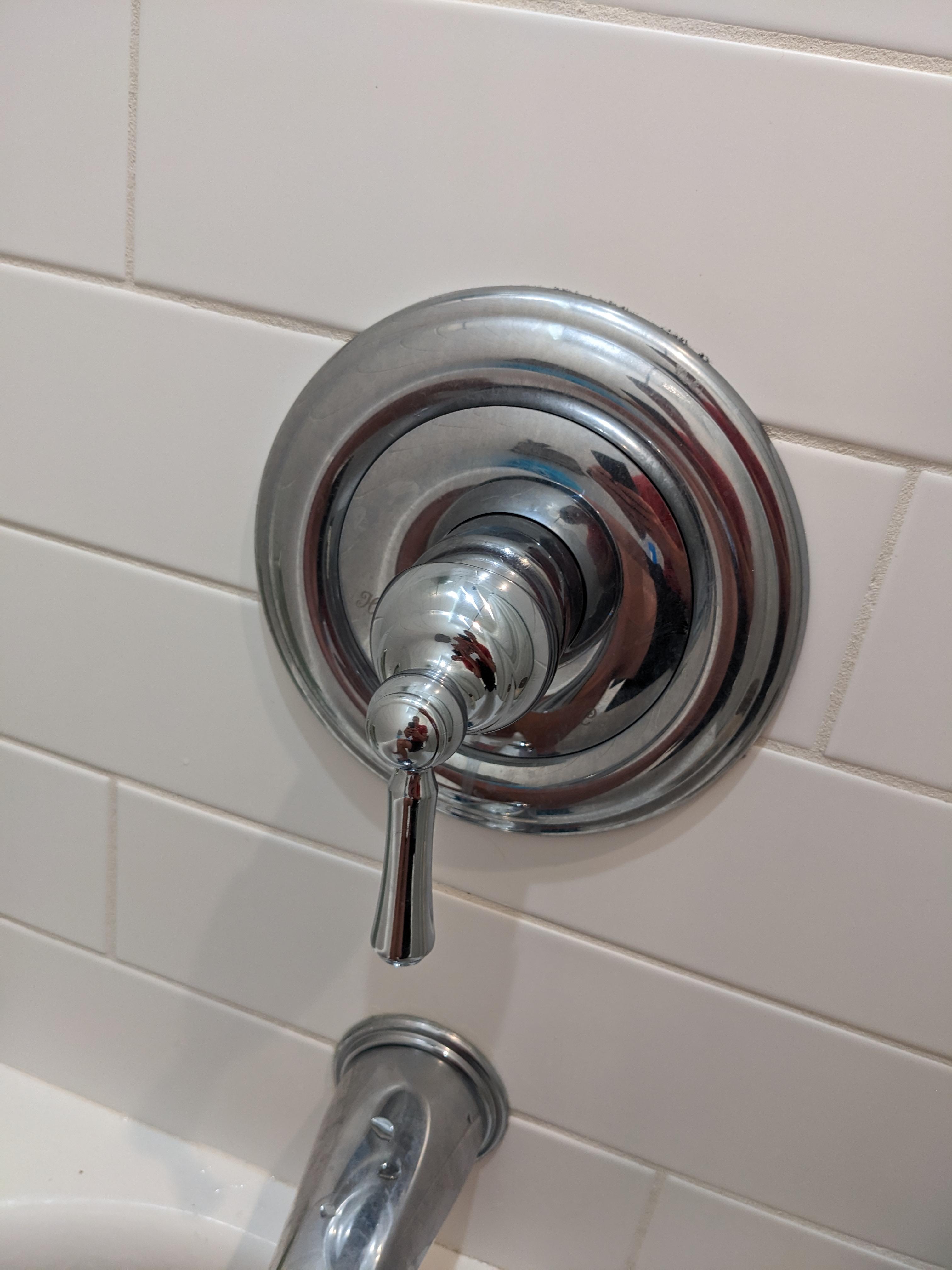 Bathroom tub faucet loose. Can't find out where to tighten r/Plumbing