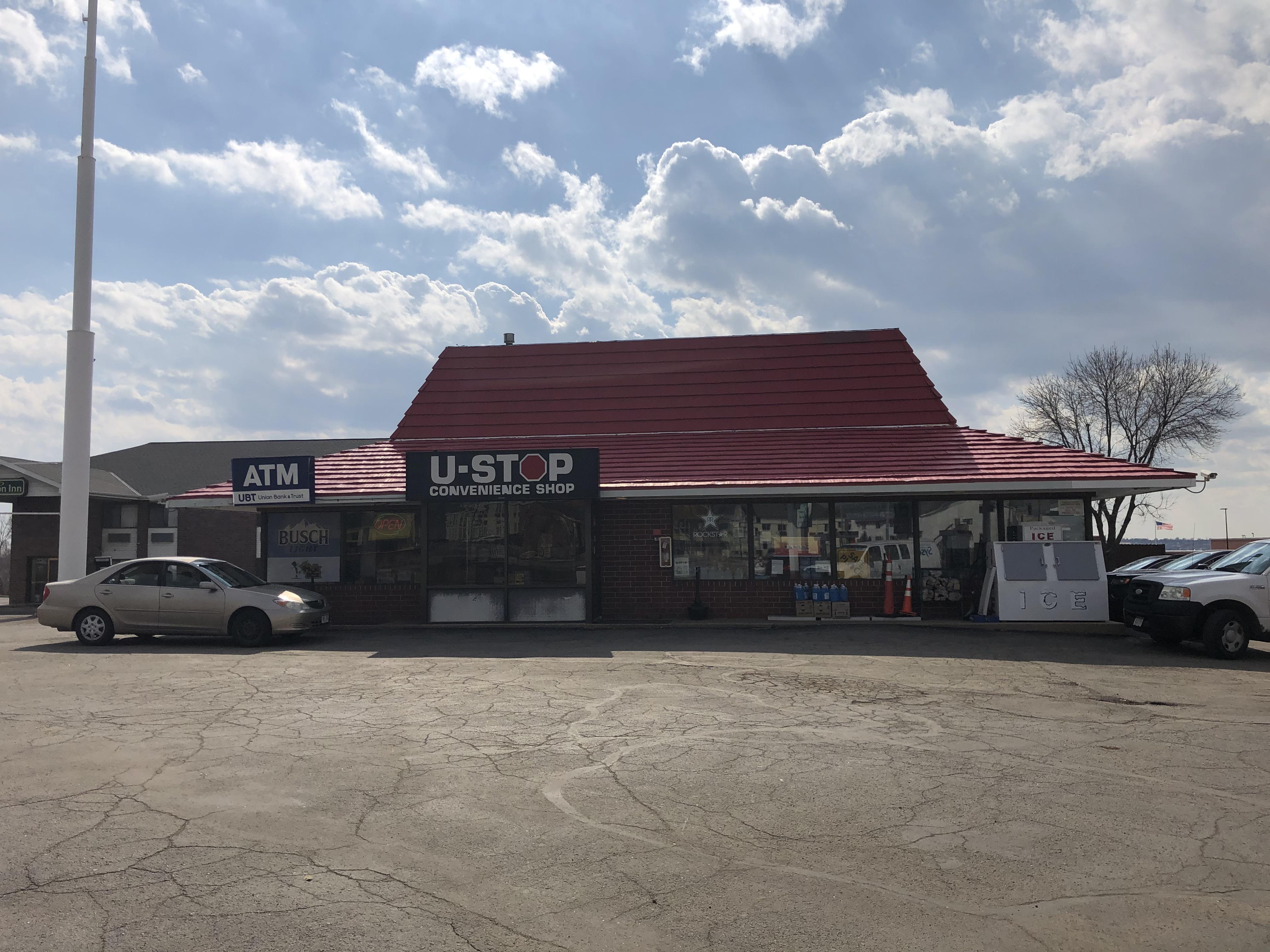 Now a convenience store. Lincoln, NE r/FormerPizzaHuts