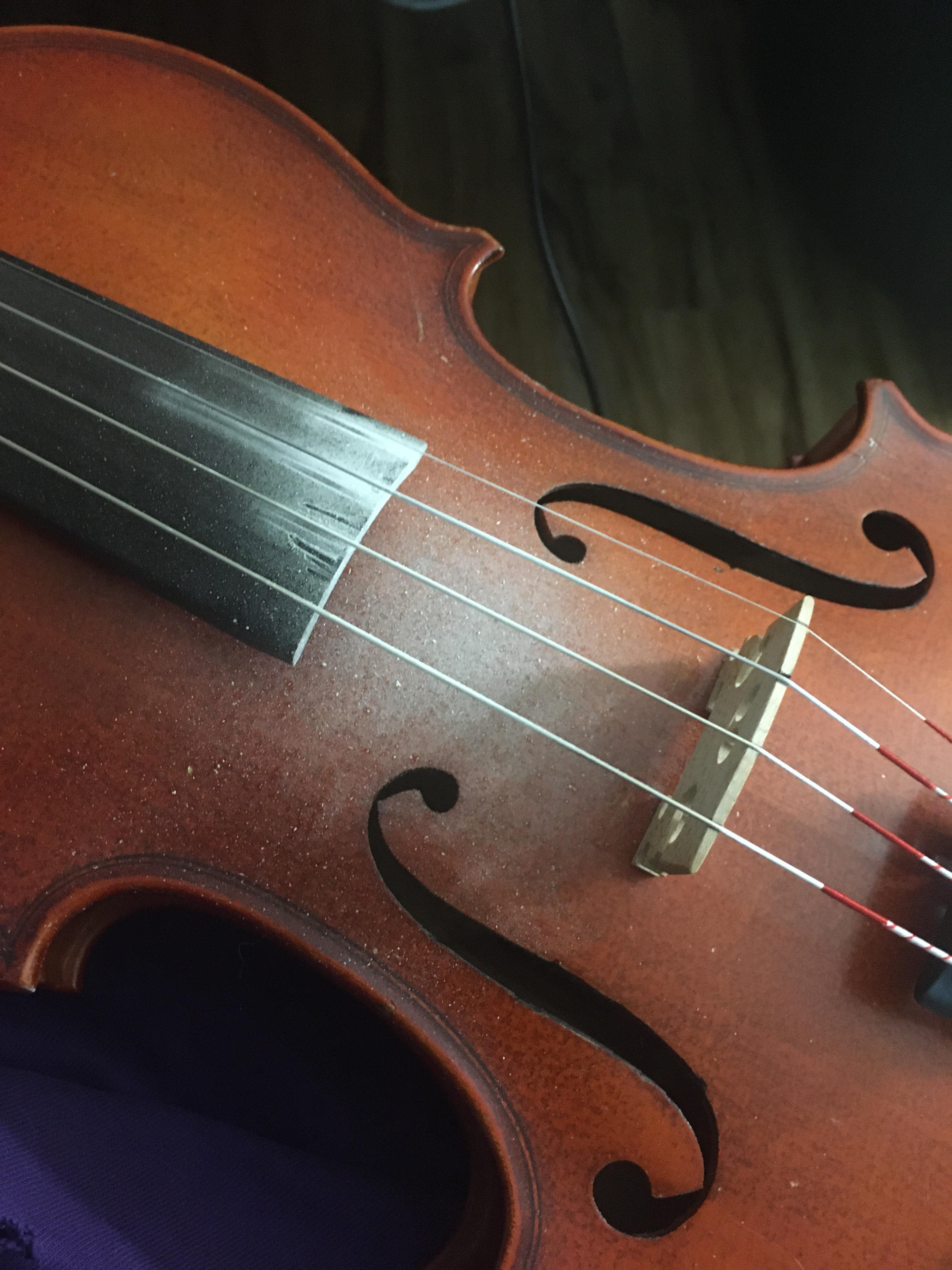 Does leaving rosin dust on the violin actually improve the sound? r