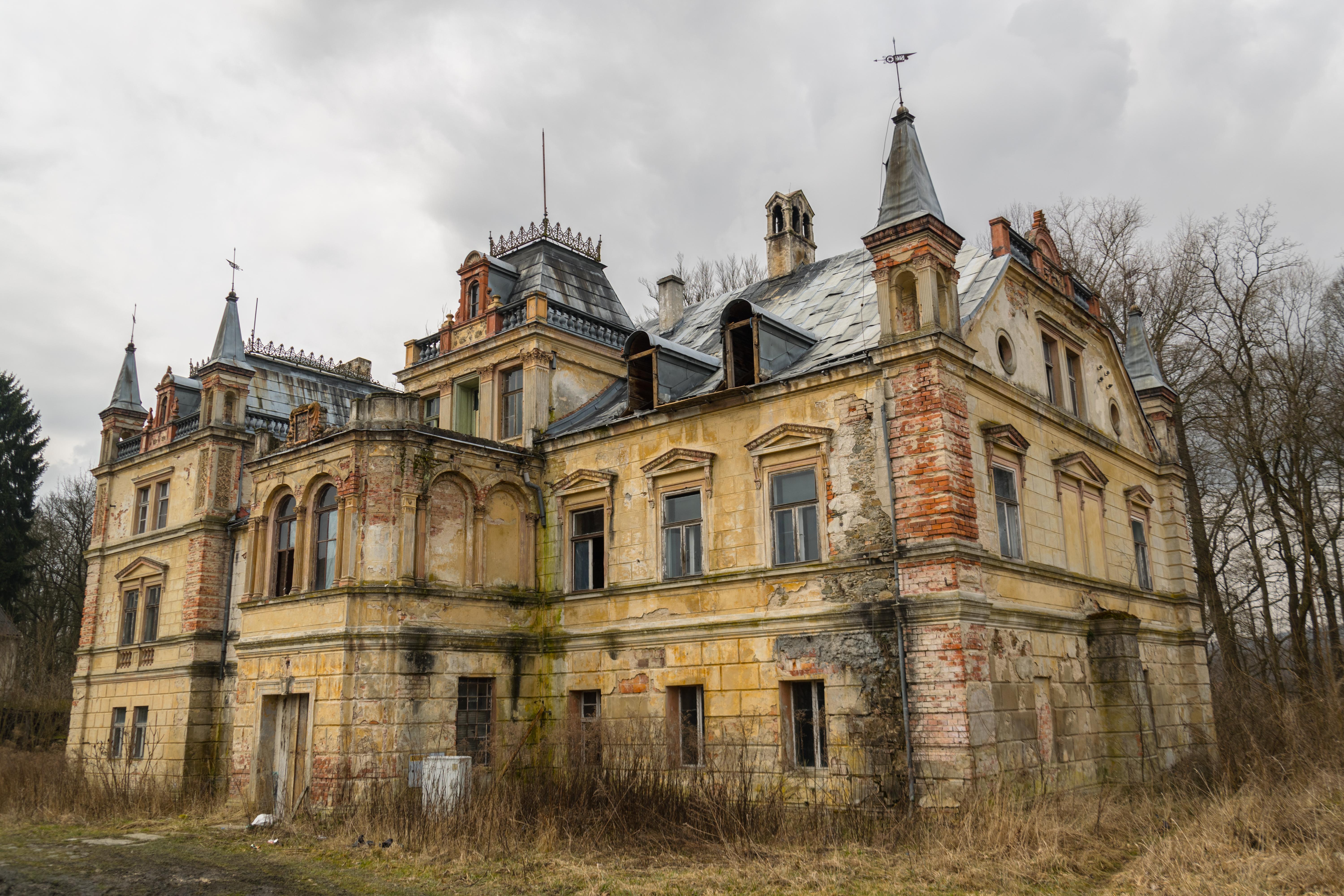 Just found this amazing abandoned fairy tale castle in Poland r/poland