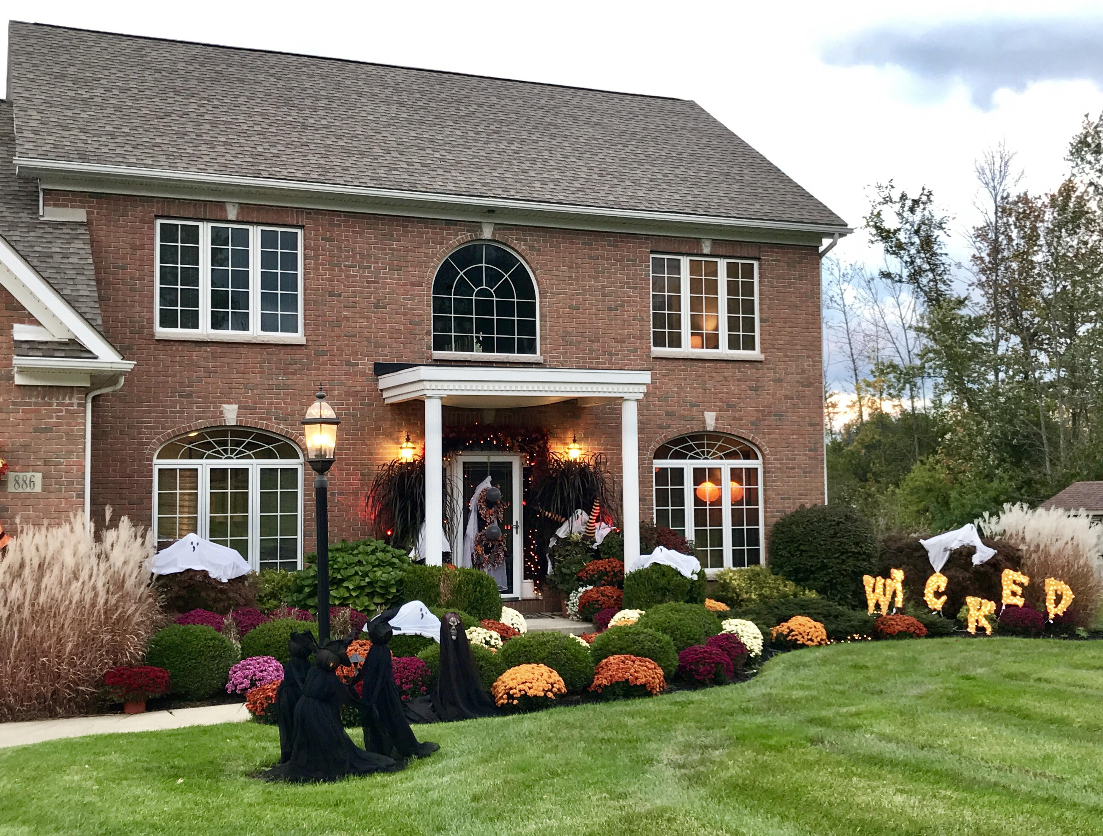 The Halloween decor outside my parents’ house 🍁 r/halloween