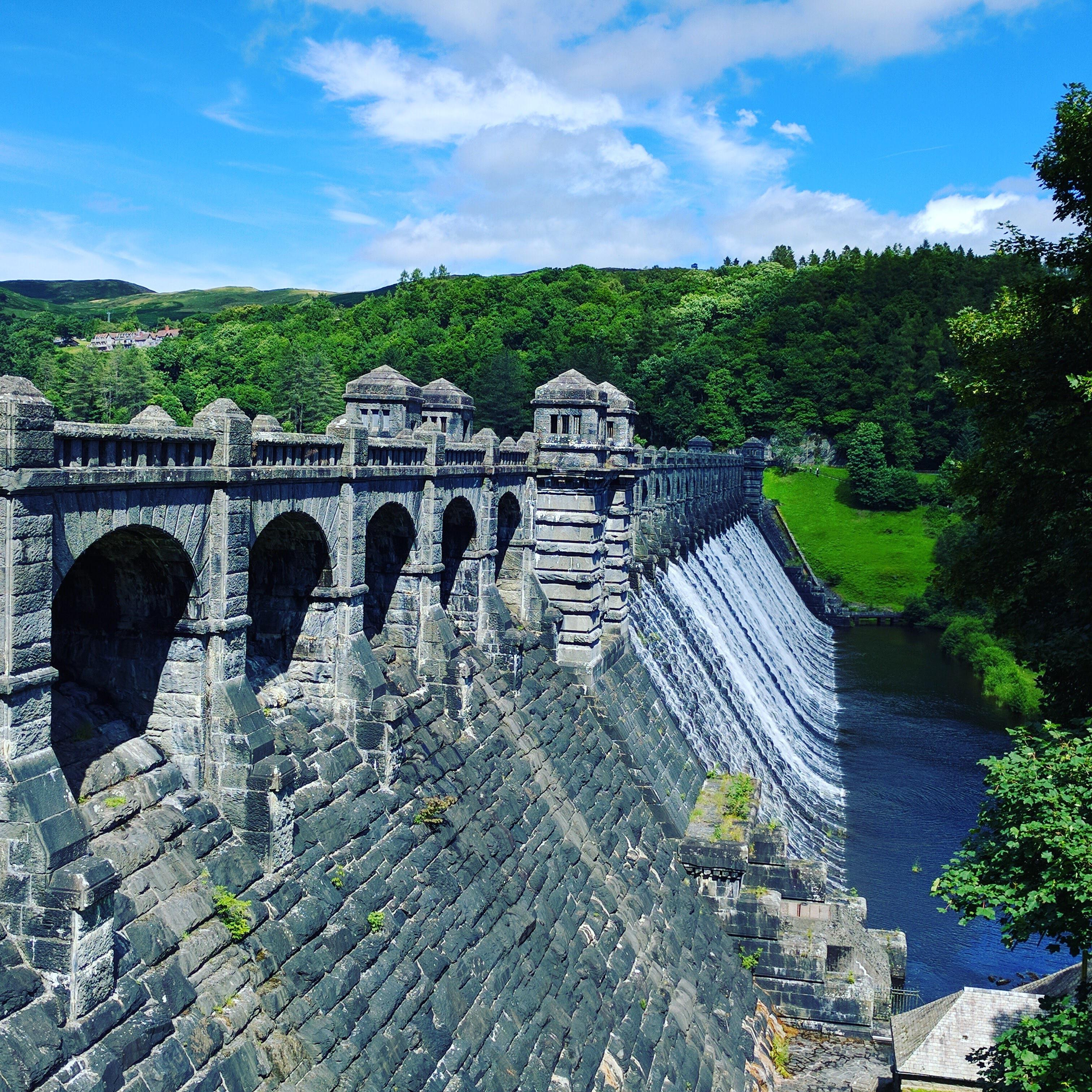 Lake Vyrnwy, Llanwyddyn on a sunny summer day [OC] [3024x3024] waterporn