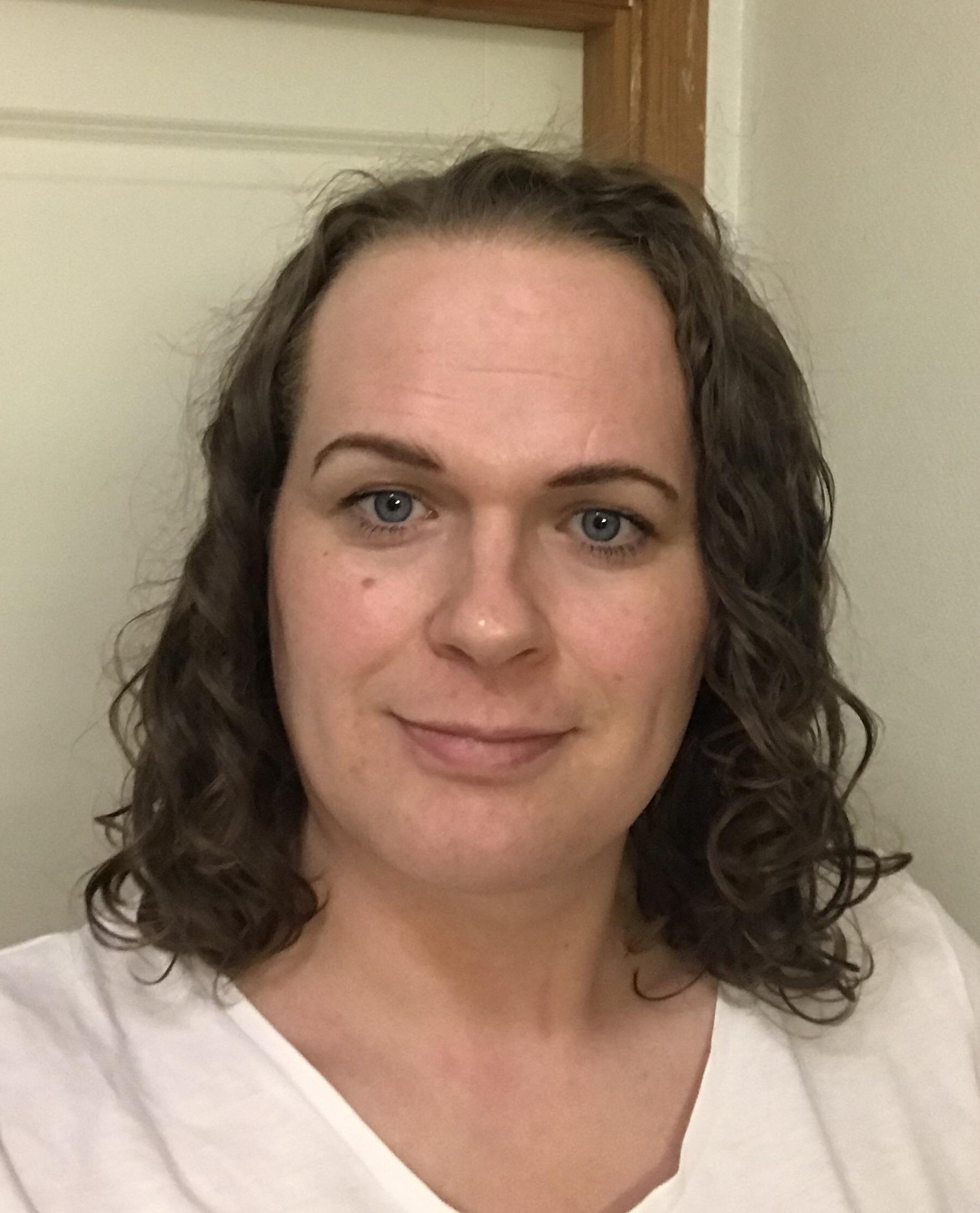 Saturday relaxed mode. Messy hair and minimal makeup. Only mascara and