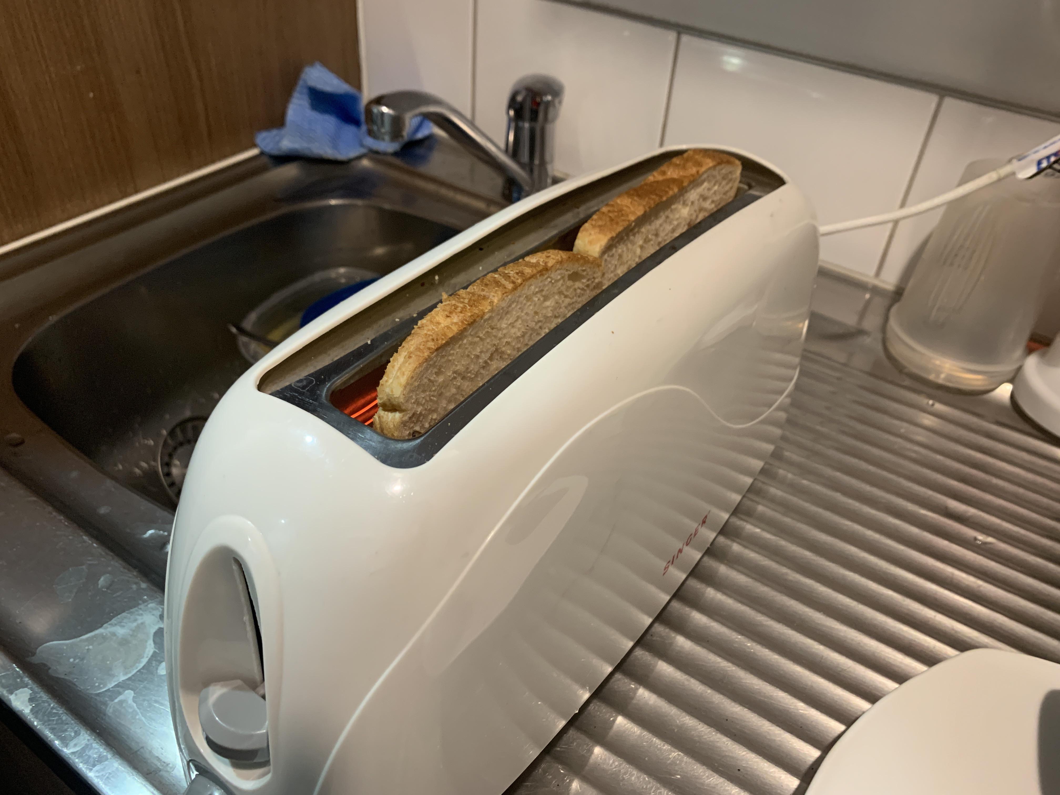 Toaster that doesn’t fit a whole slice of bread. r/CrappyDesign