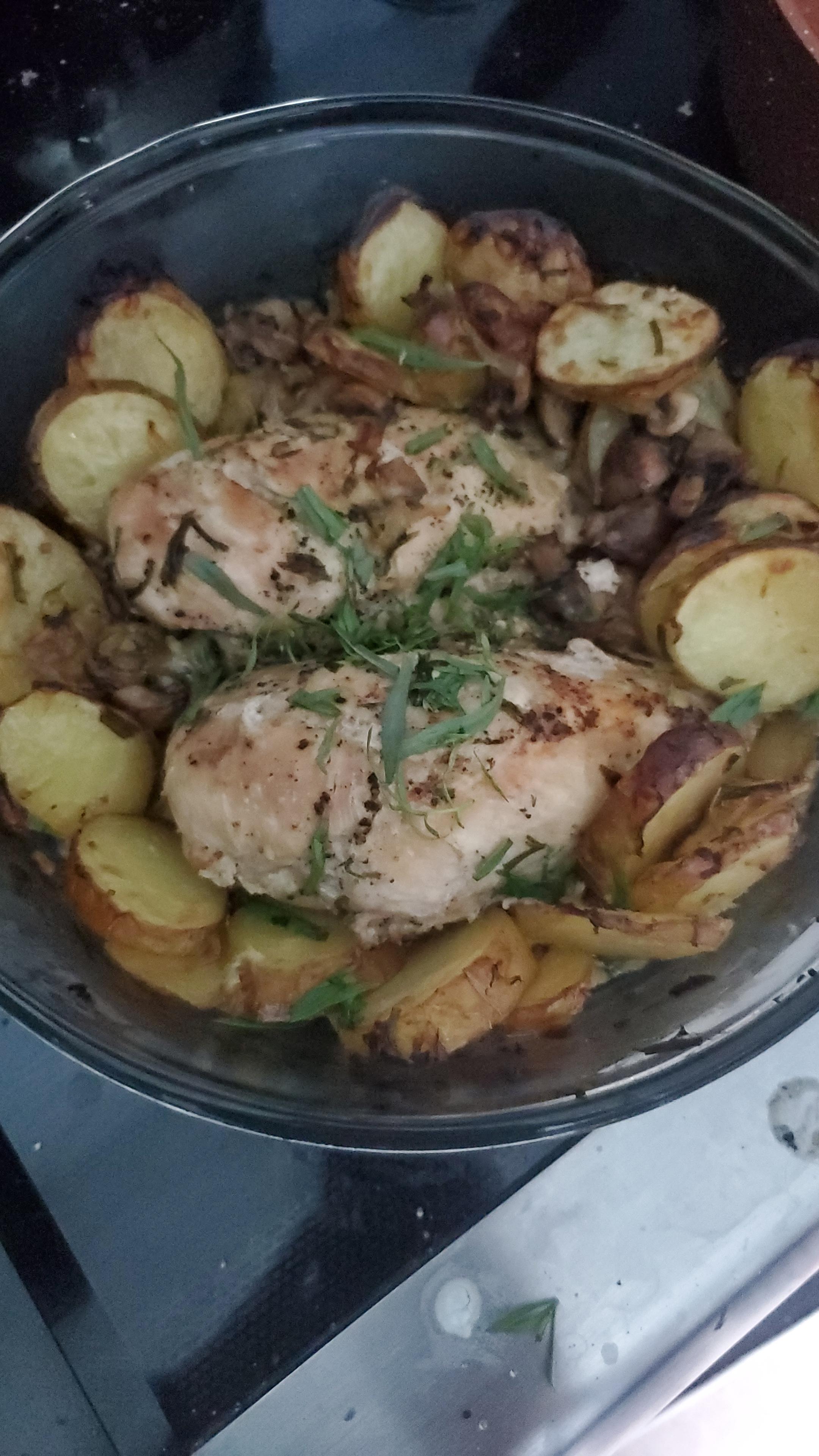 I made tarragon chicken with mushrooms and roasted potatoes! r/FoodPorn