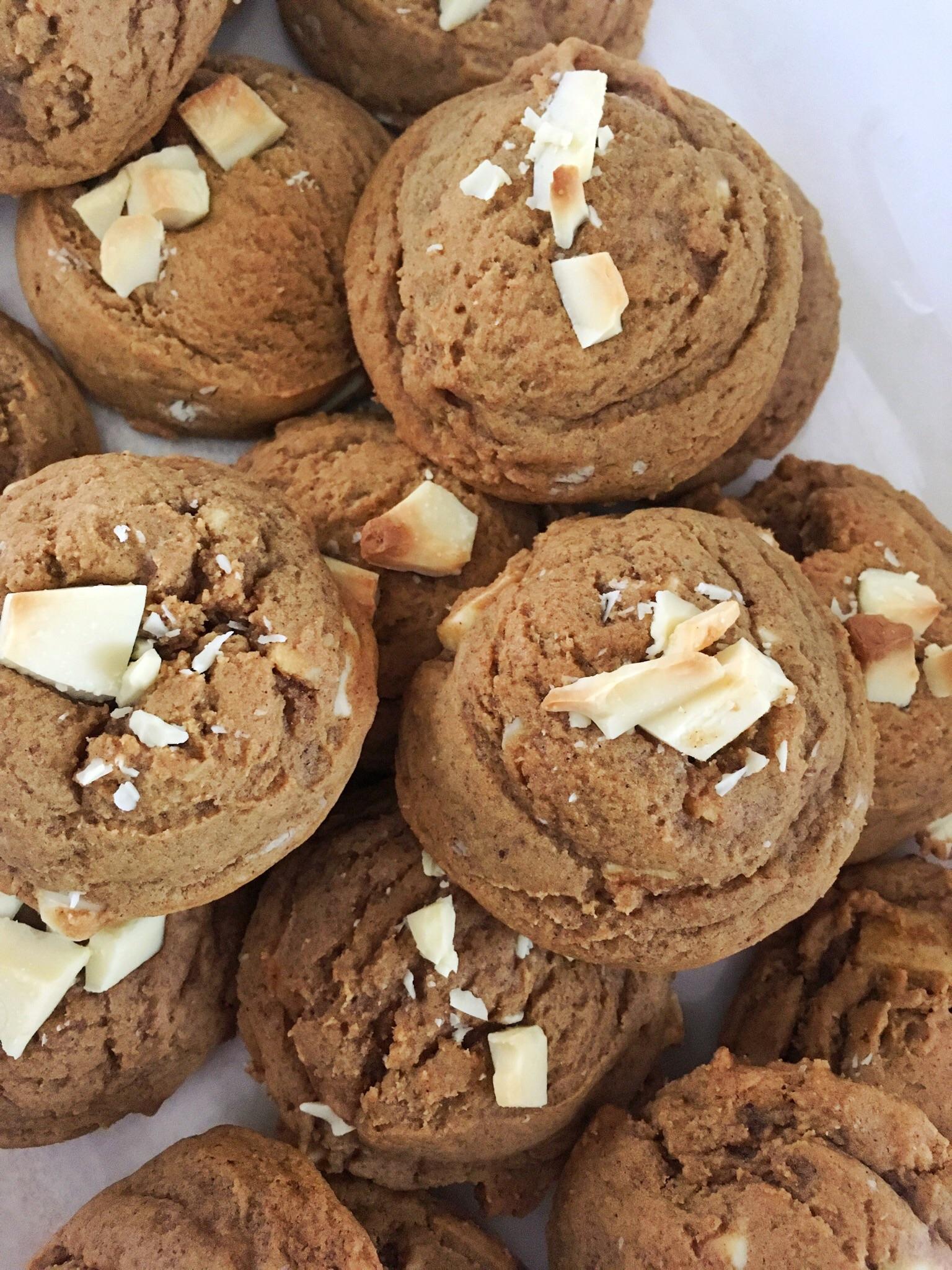 Soft baked white chocolate ginger molasses cookies r/Baking