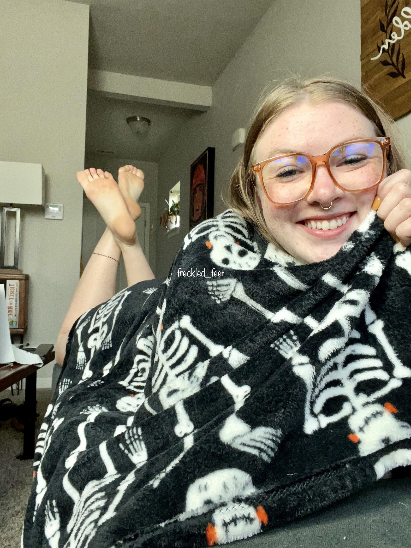 Snuggle and foot massage? 😉 r/VerifiedFeet