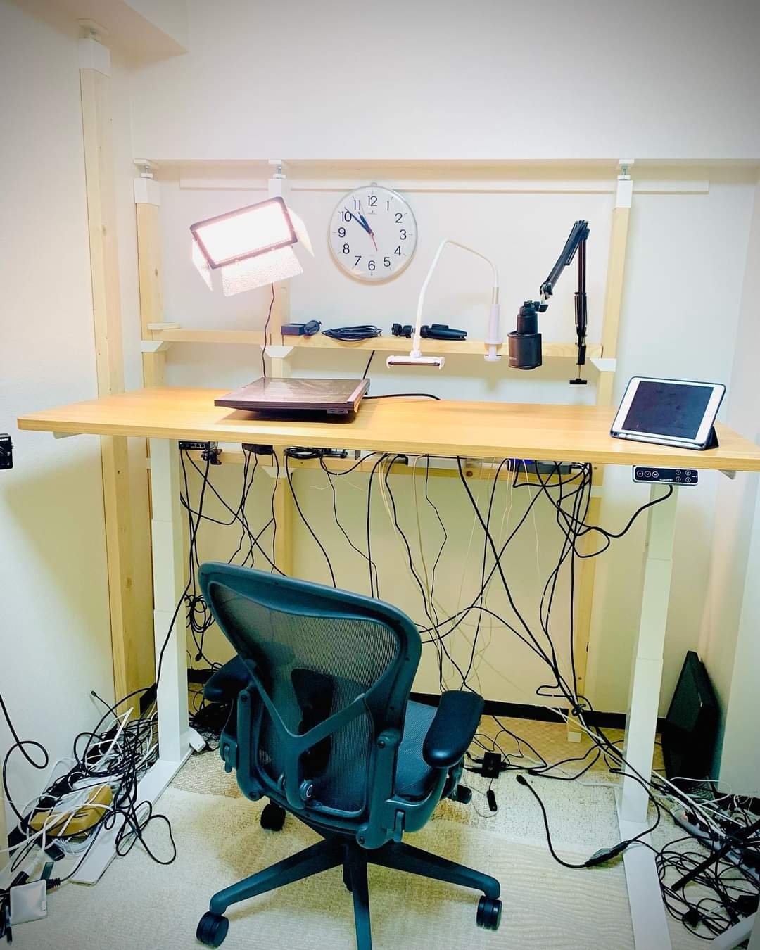 Interesting standing desk cable management r/cablegore