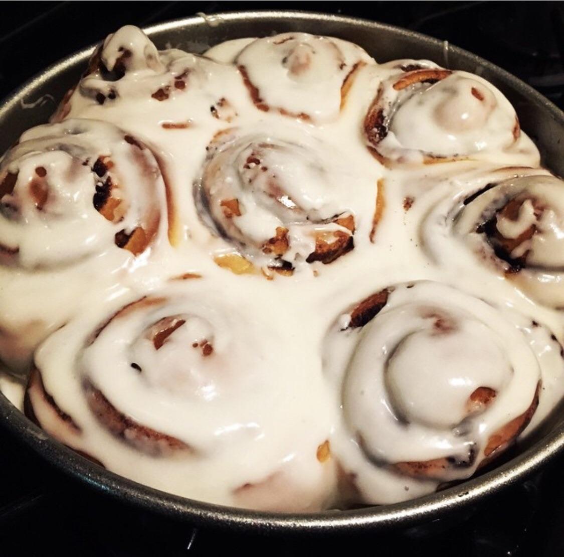 [homemade] Cinnamon Raisin Rolls with cream cheese icing r/food