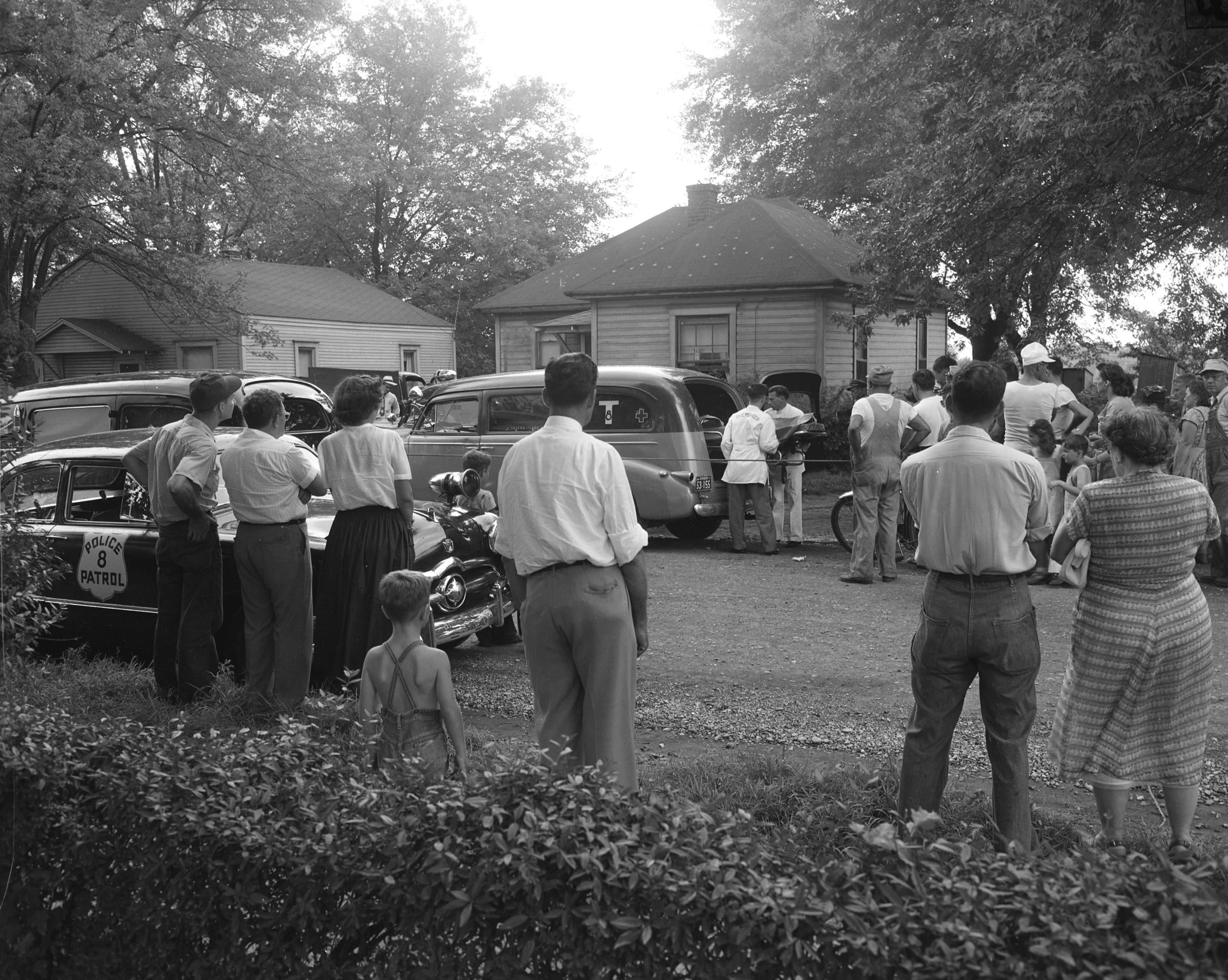 Crowd Gawks at Murder Scene (Missouri, 1951) r/TheWayWeWere