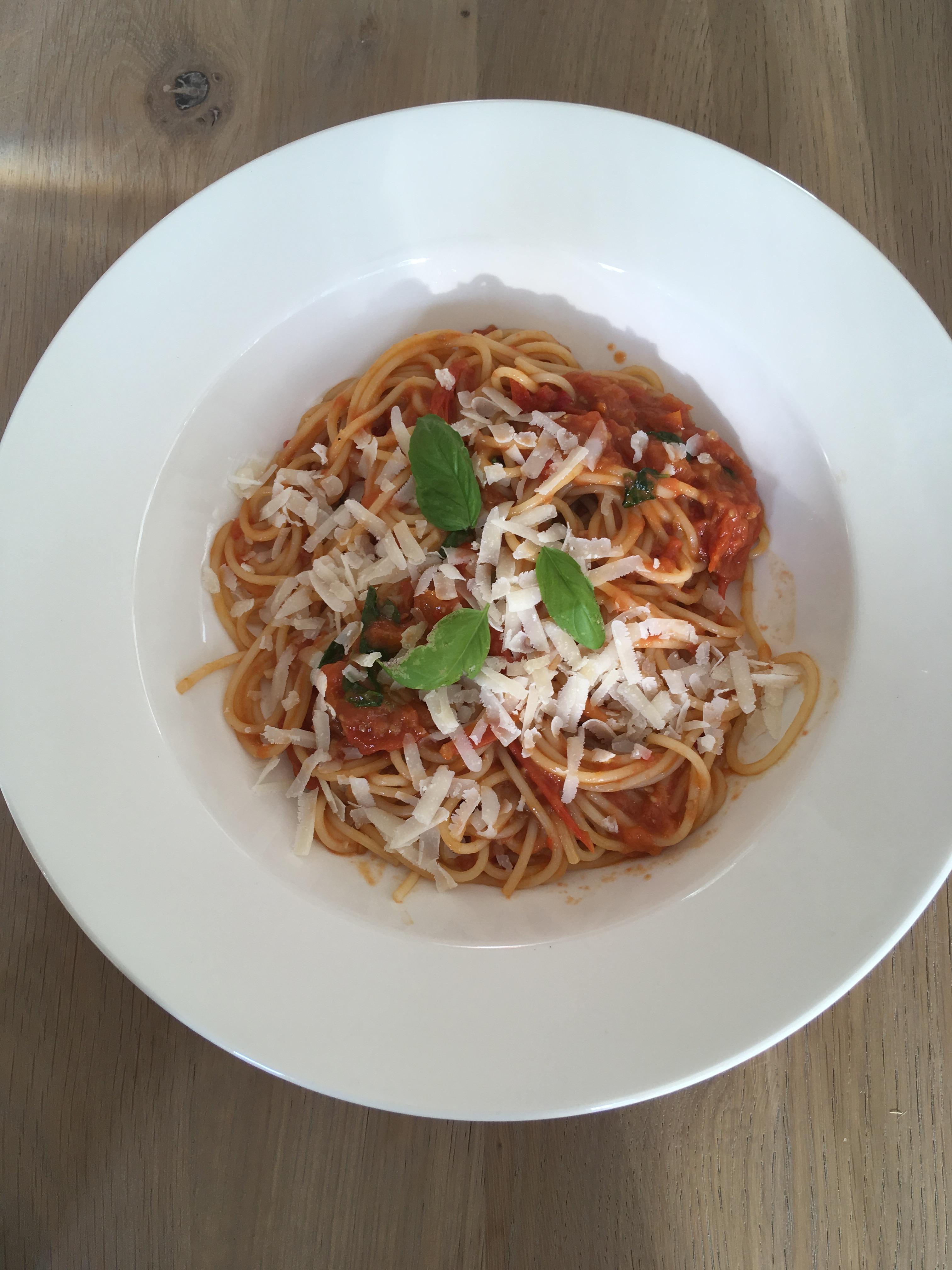 [Homemade] Spaghetti with sauce made of fresh cherry tomatoes r/food