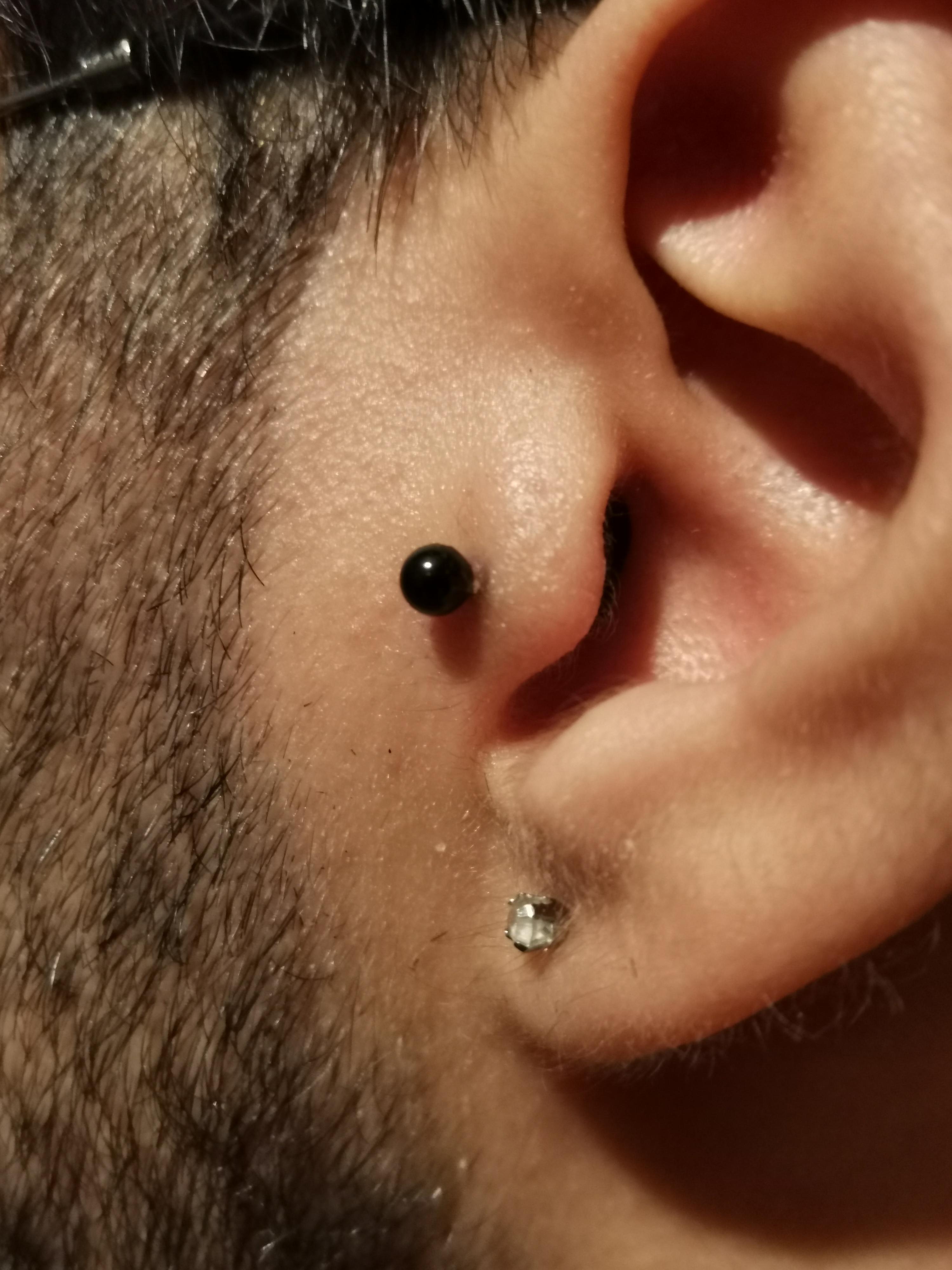 Stud stuck in my tragus! Help! r/piercing