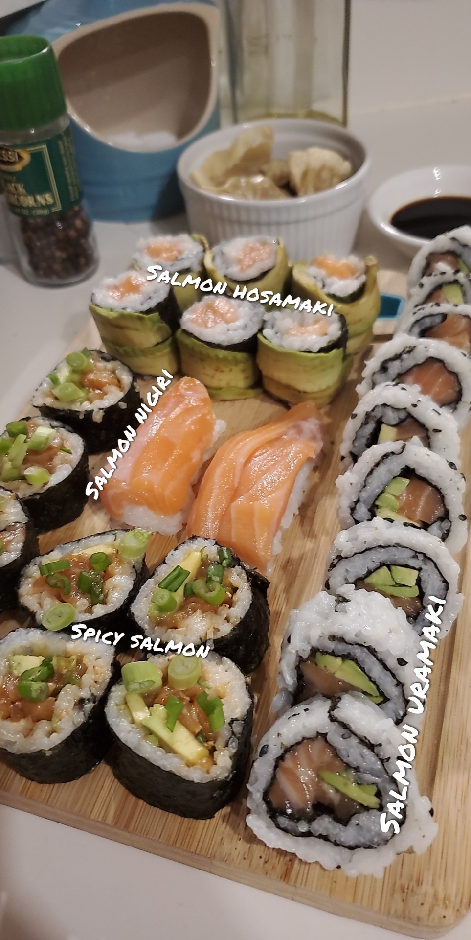 [Homemade] Salmon 4 ways for my salmon lovers. Practicing my technique