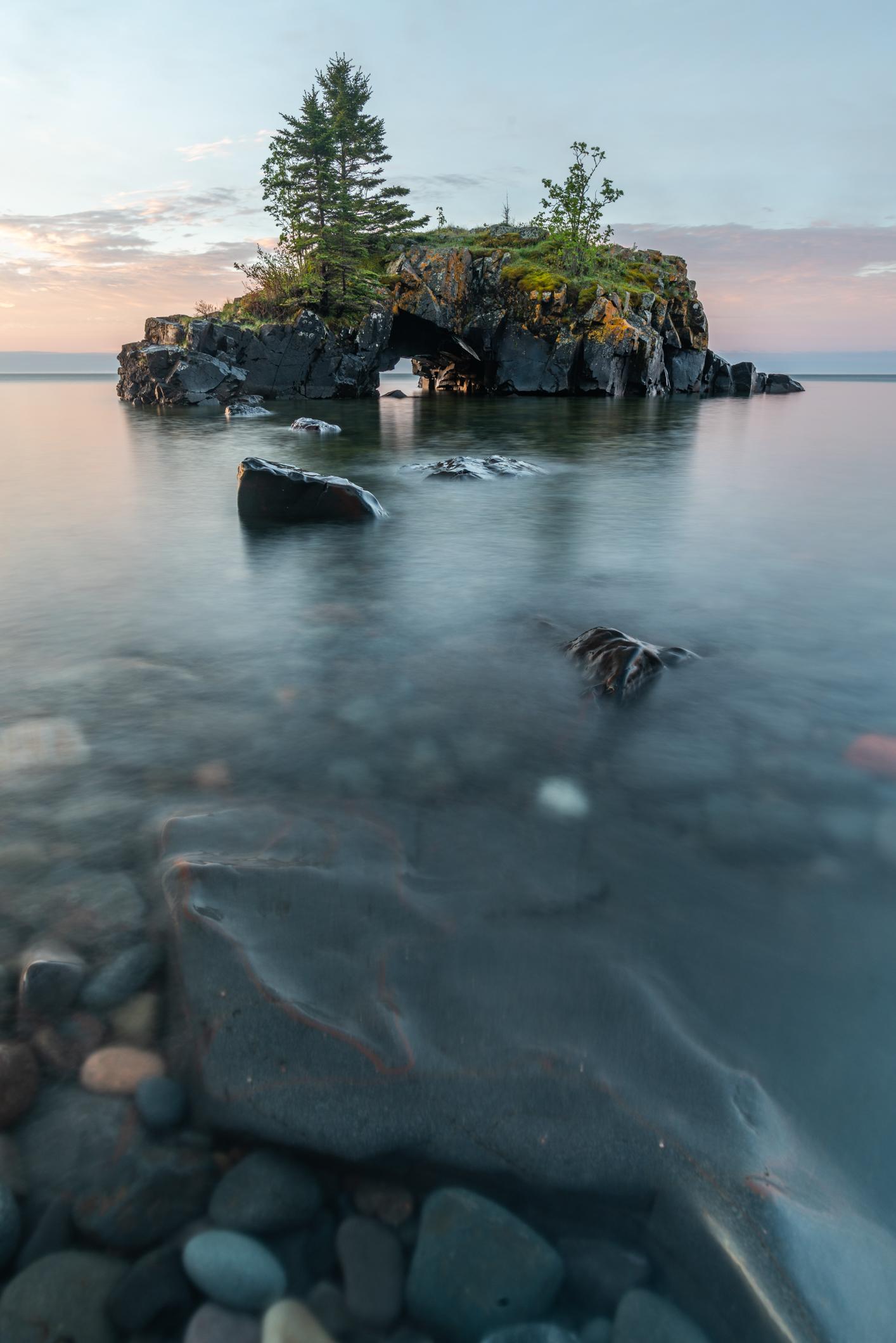 Hollow Rock, MN in the tranquil Lake Superior [1414x2120] Nature