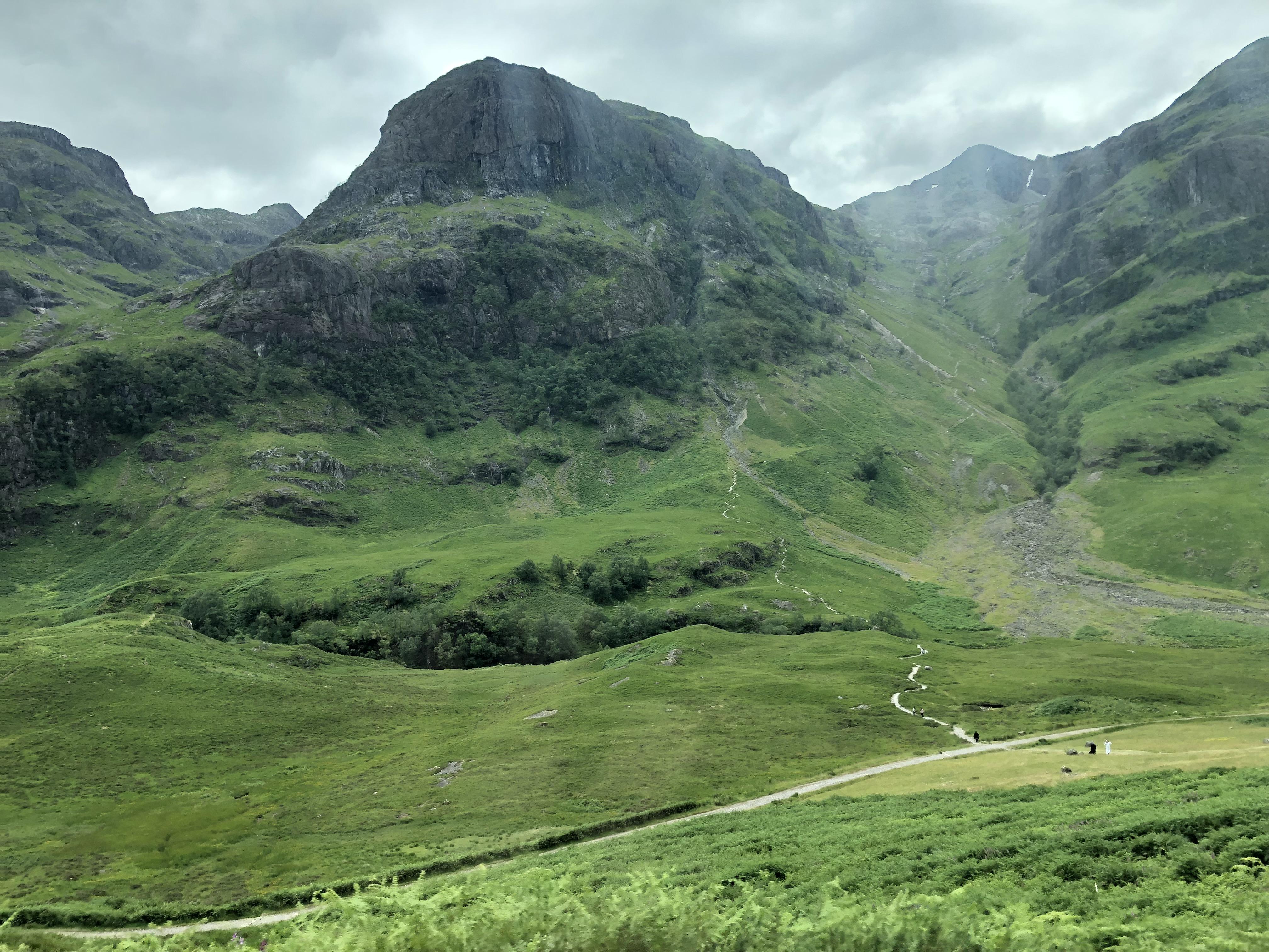 Valley in the Scottish Highlands (OC) [1334x750] r/EarthPorn