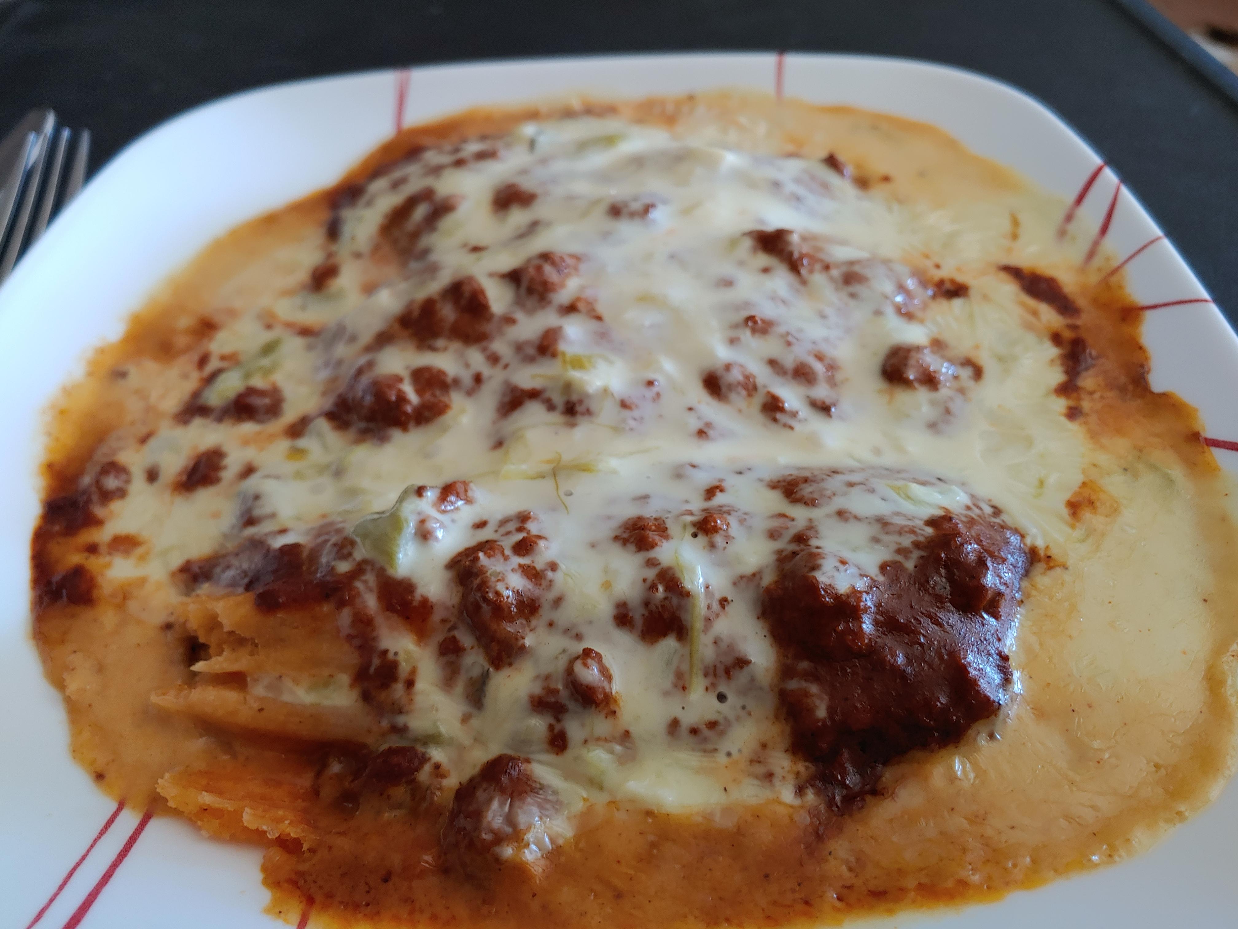 Tamales con chili con carne y queso con chili verde. r/shittyfoodporn