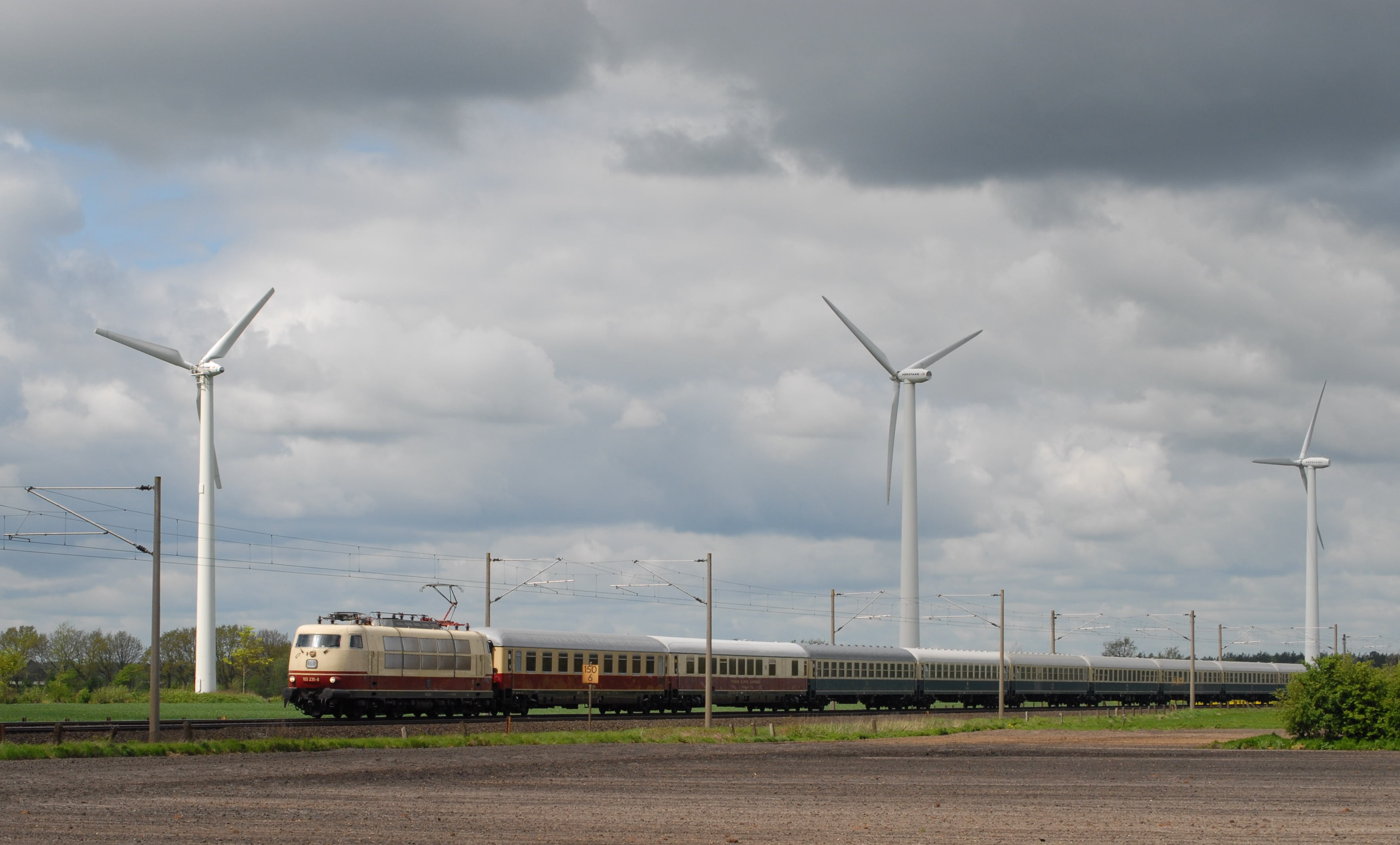 In 2012, the Deutsche Bahn put this train unit from the 1960s back into