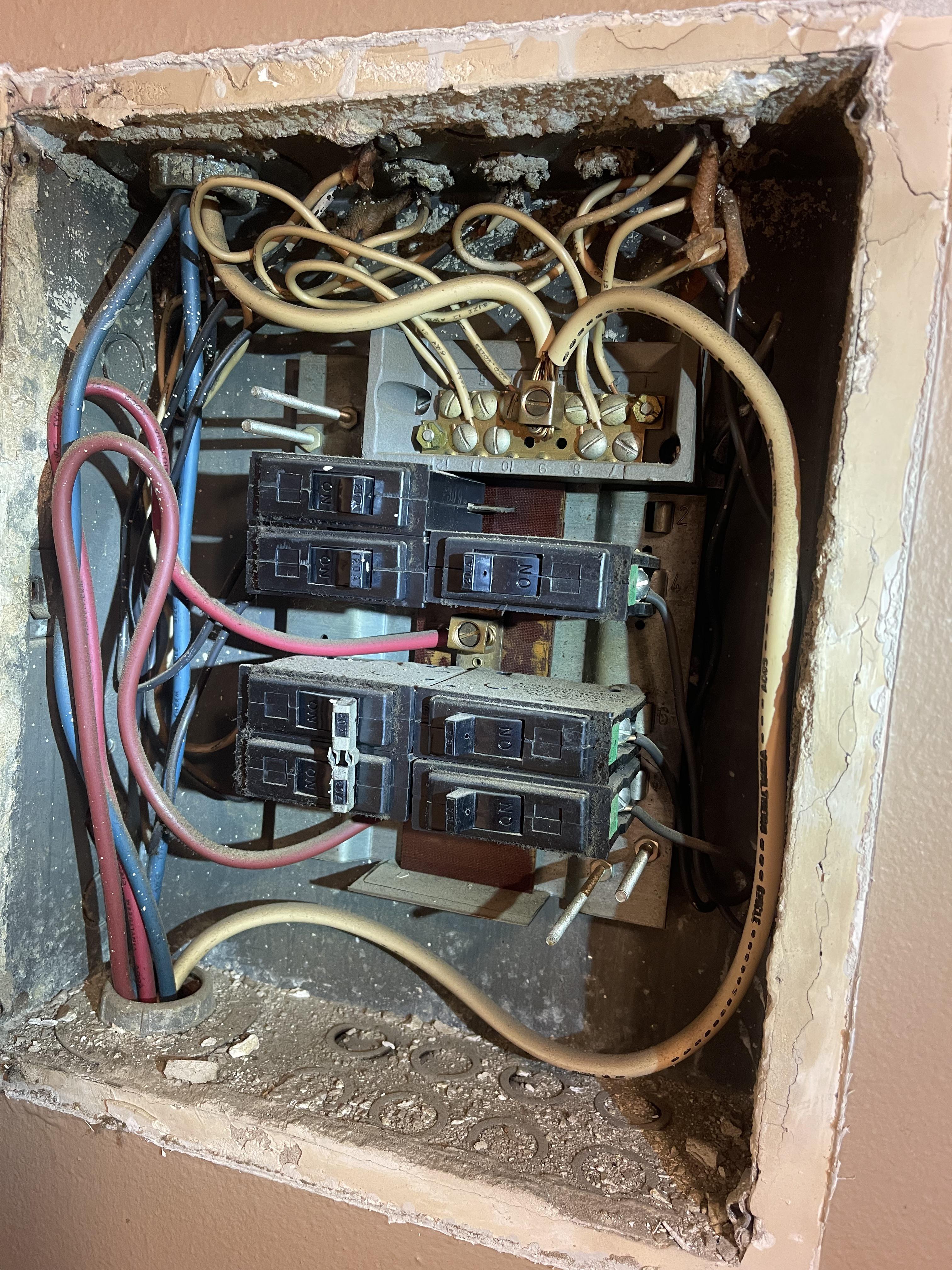Apartment in queens NYC r/electricians