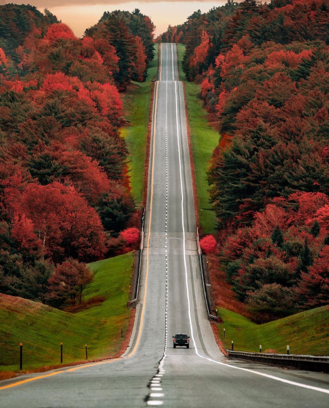 The roads of Vermont in fall arguably the best roads one will ever see. r/beautifultrees