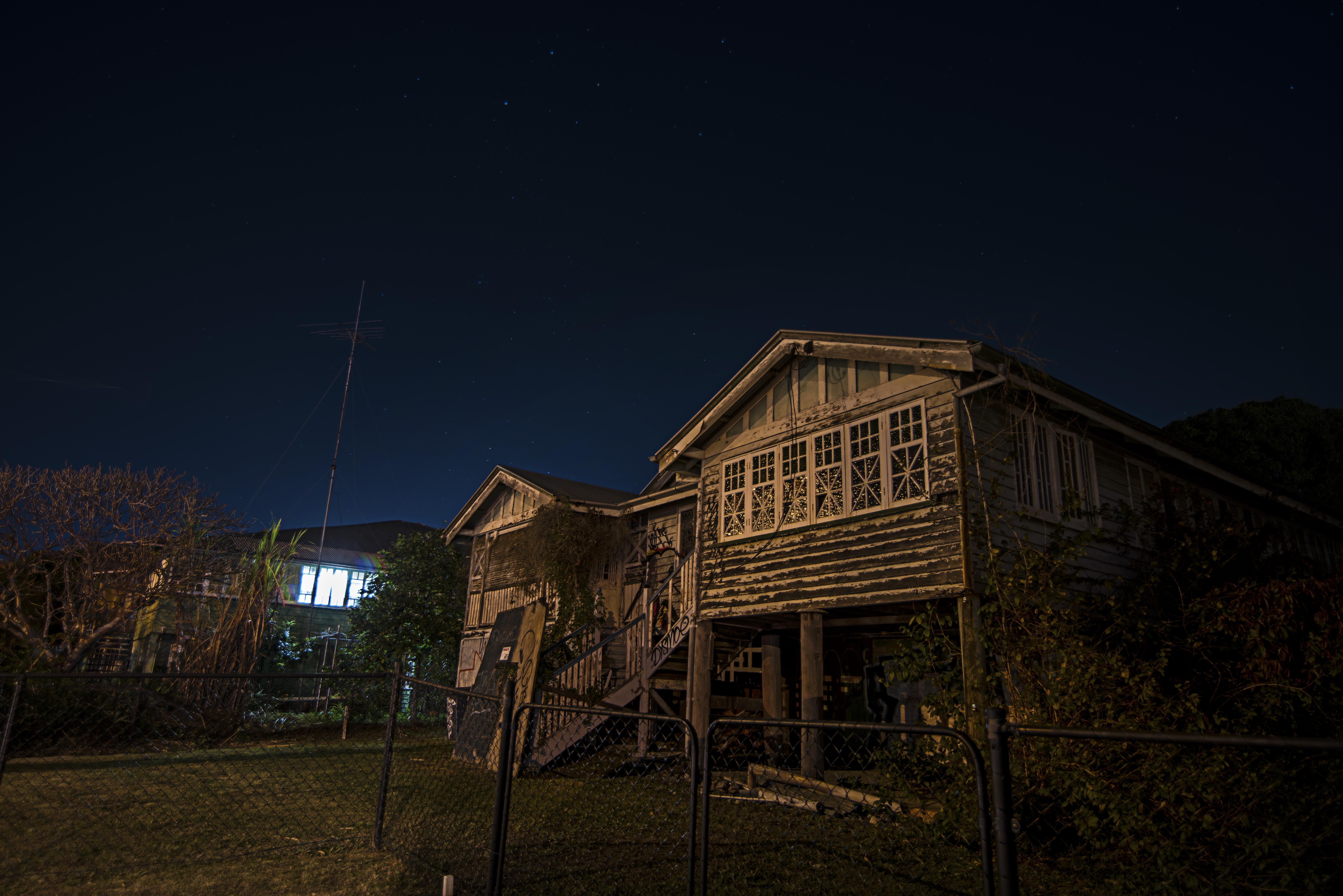Abandoned Queenslander house in Brisbane, Australia (7360 x 4912) r
