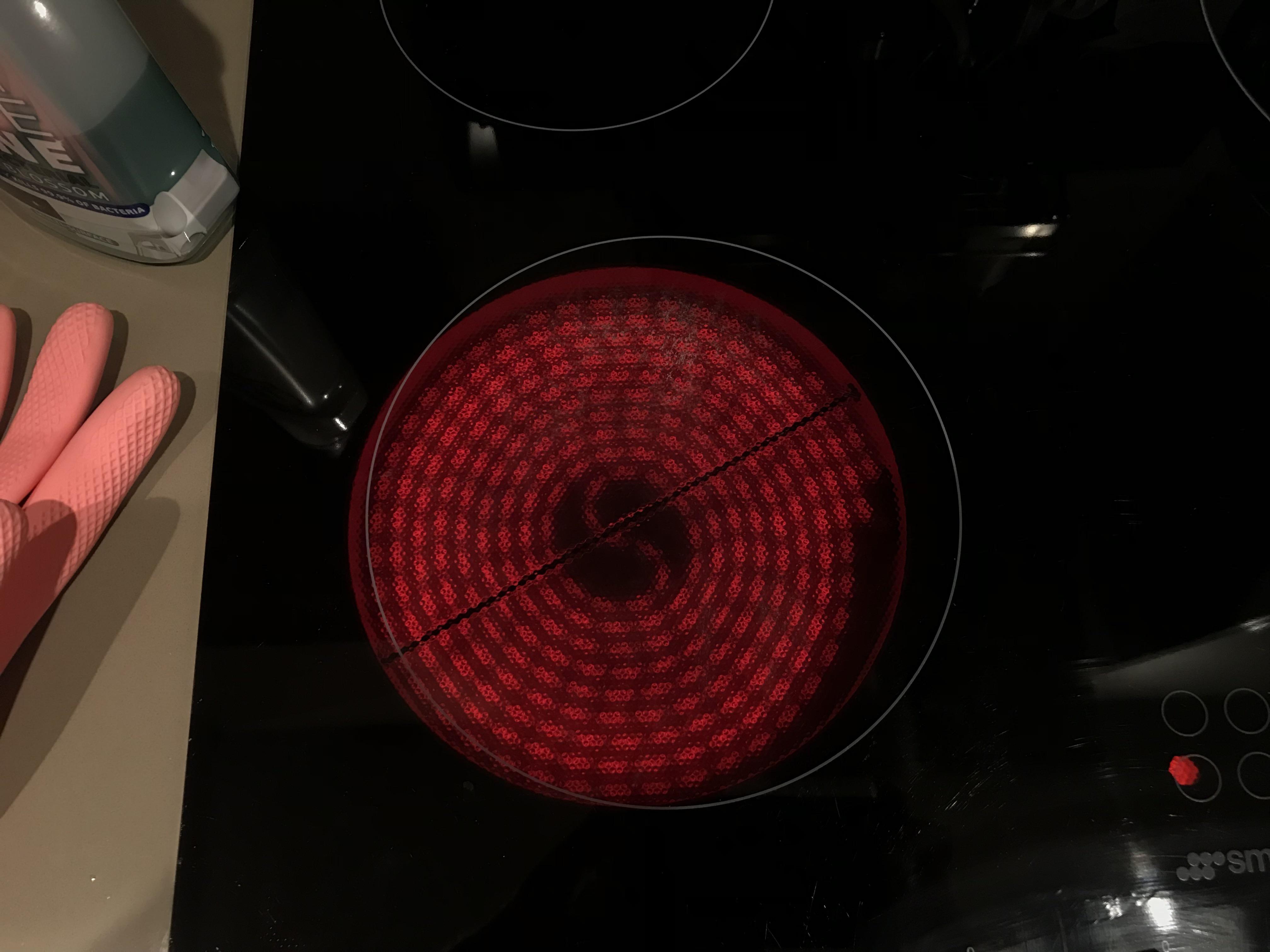 My hob ring isn't centred. r/mildlyinfuriating