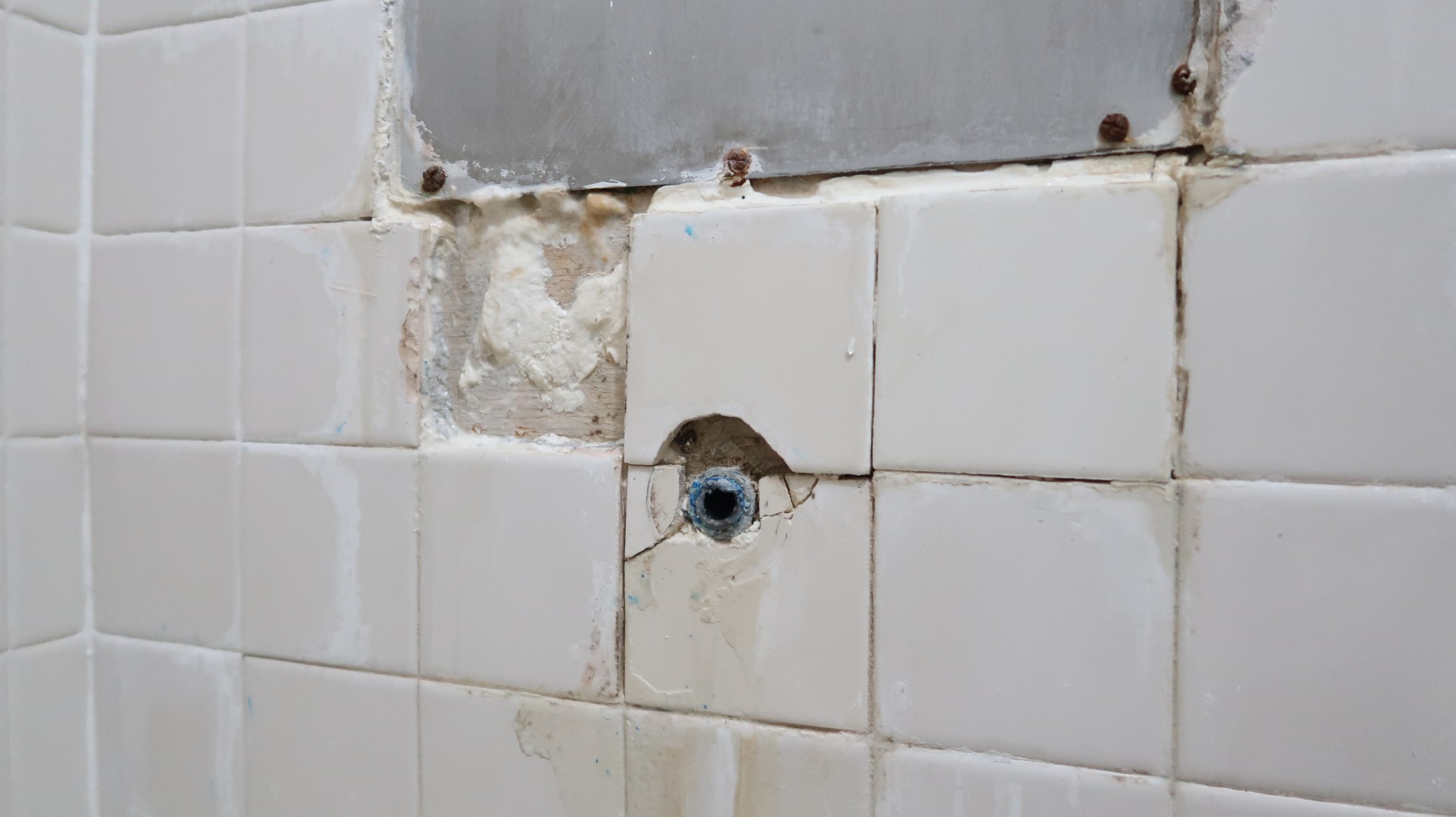 The bottom spout of my shower broke off! r/Plumbing