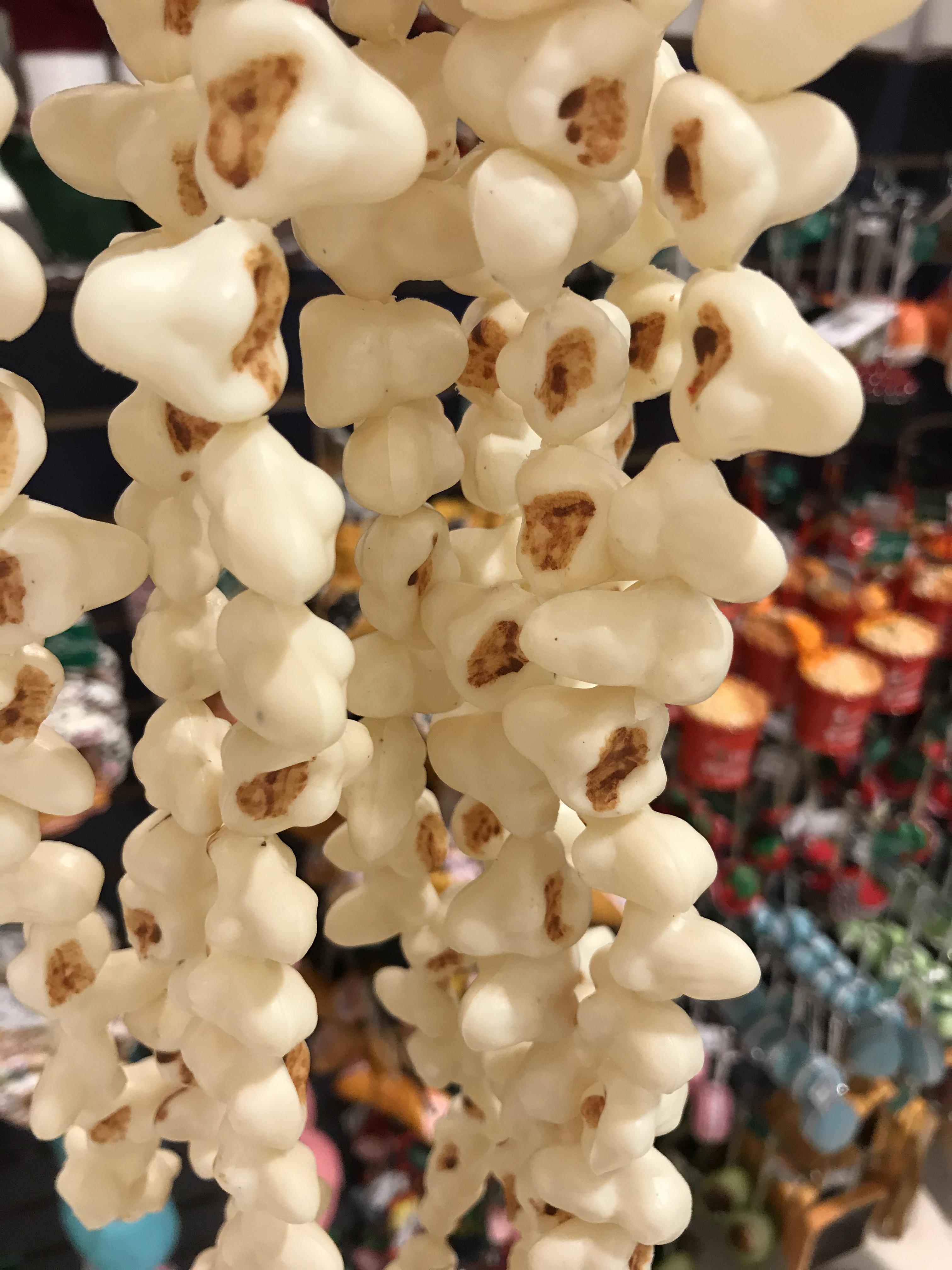 This fake popcorn garland looks like teeth. r/mildlyinteresting