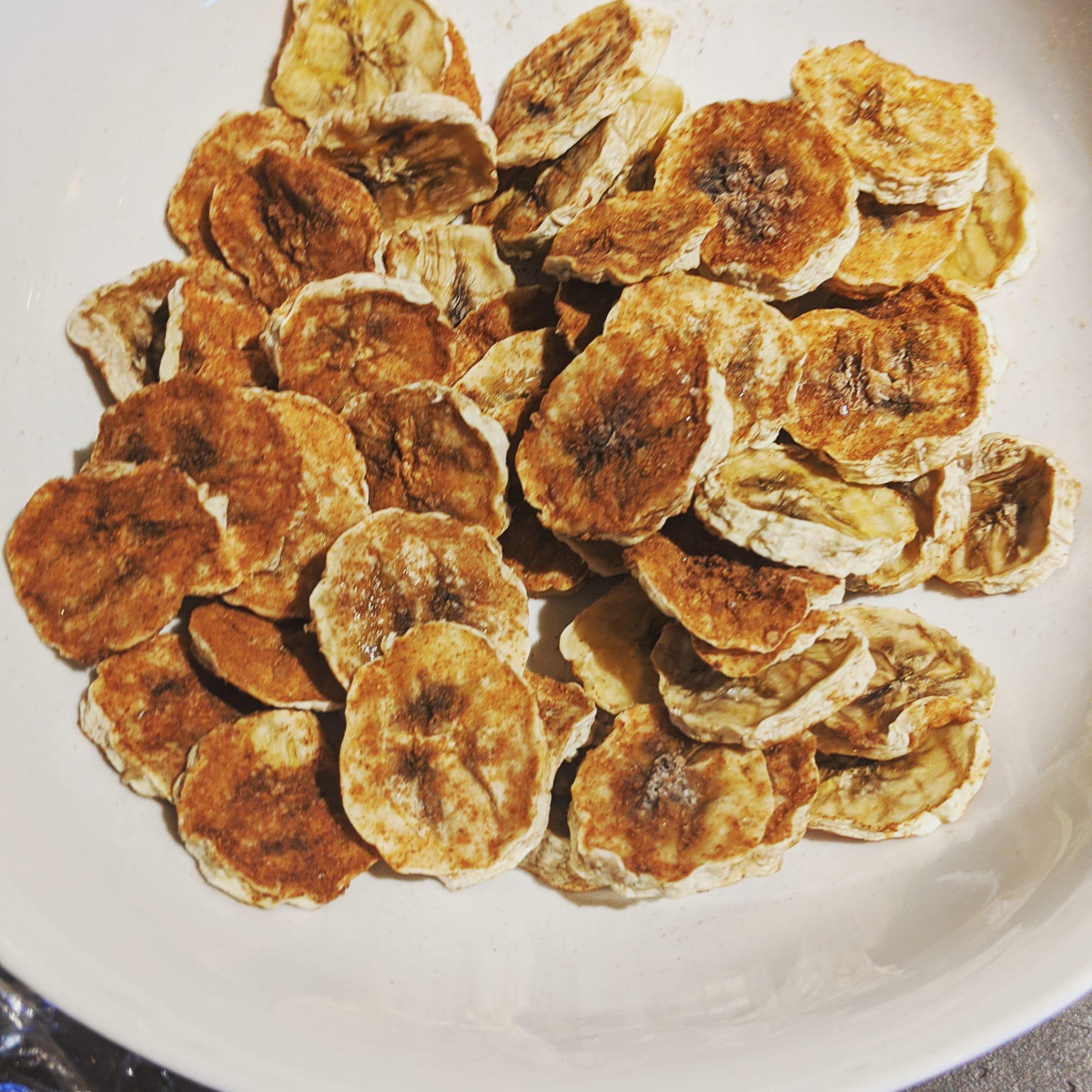 Homemade banana chips with cinnamon! r/HealthyFood