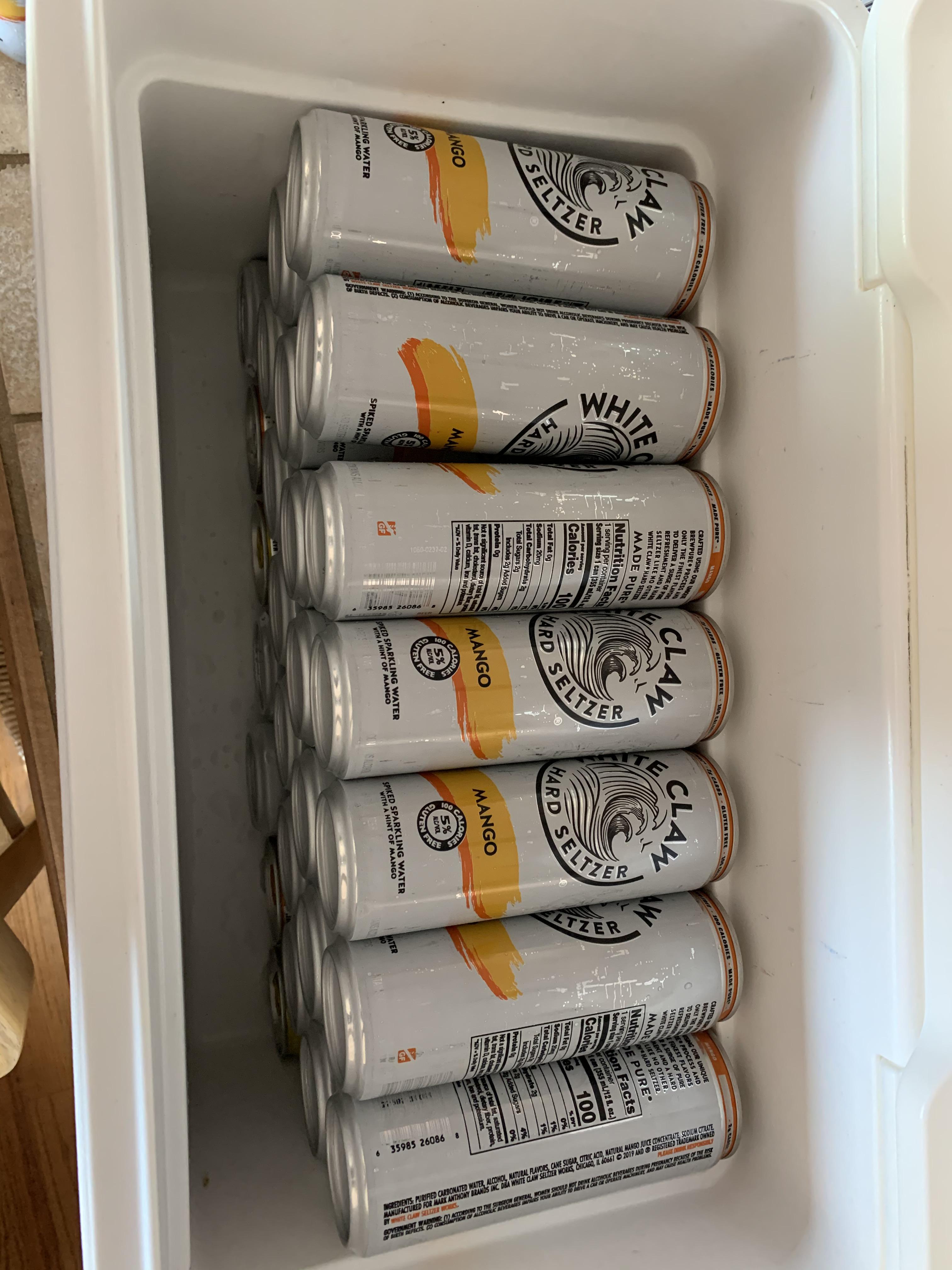 The way the white claws fit in the cooler r/oddlysatisfying