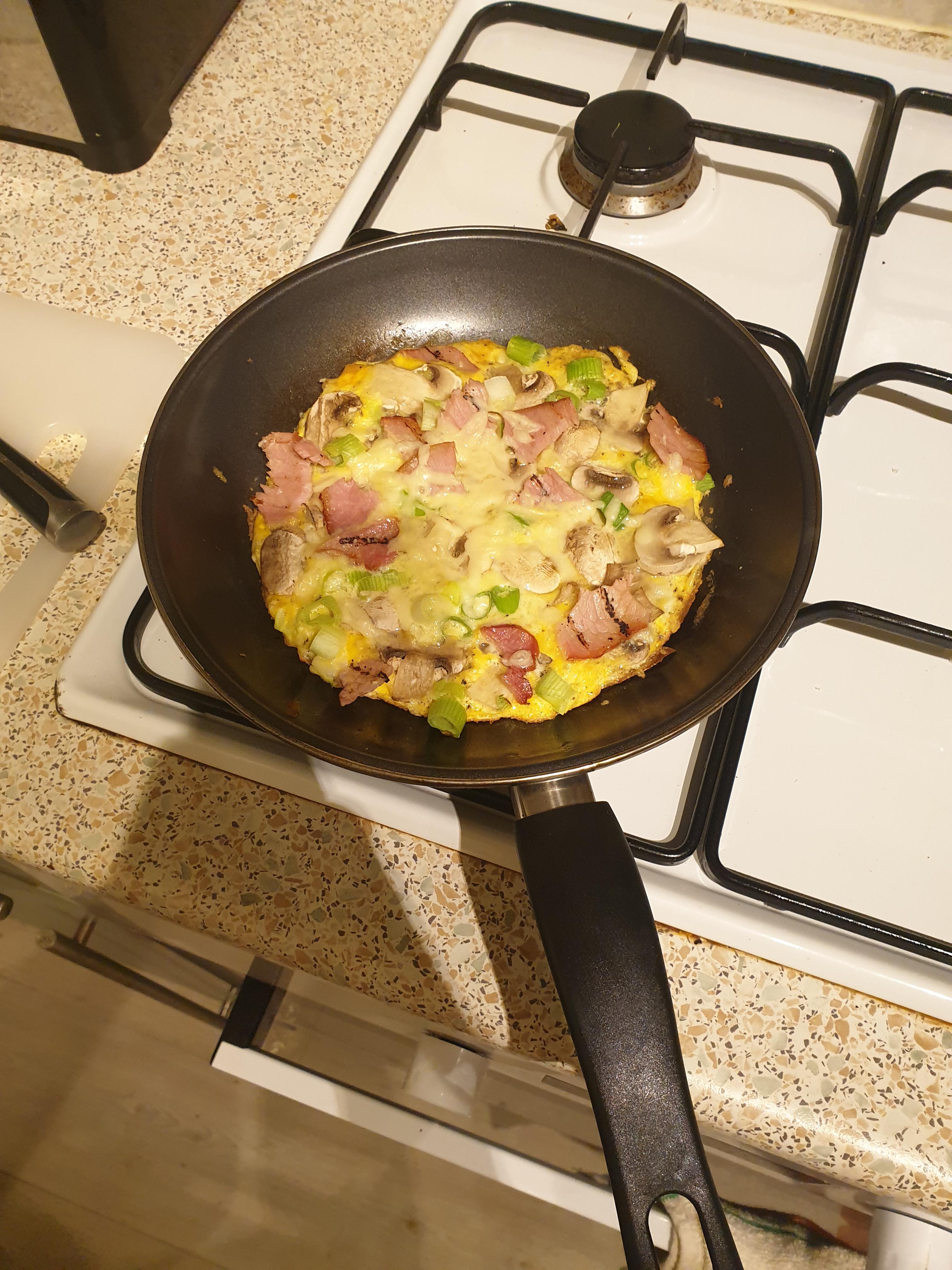 301 calorie omelette, frylight, 2 eggs, 2 bacon medallions, spring