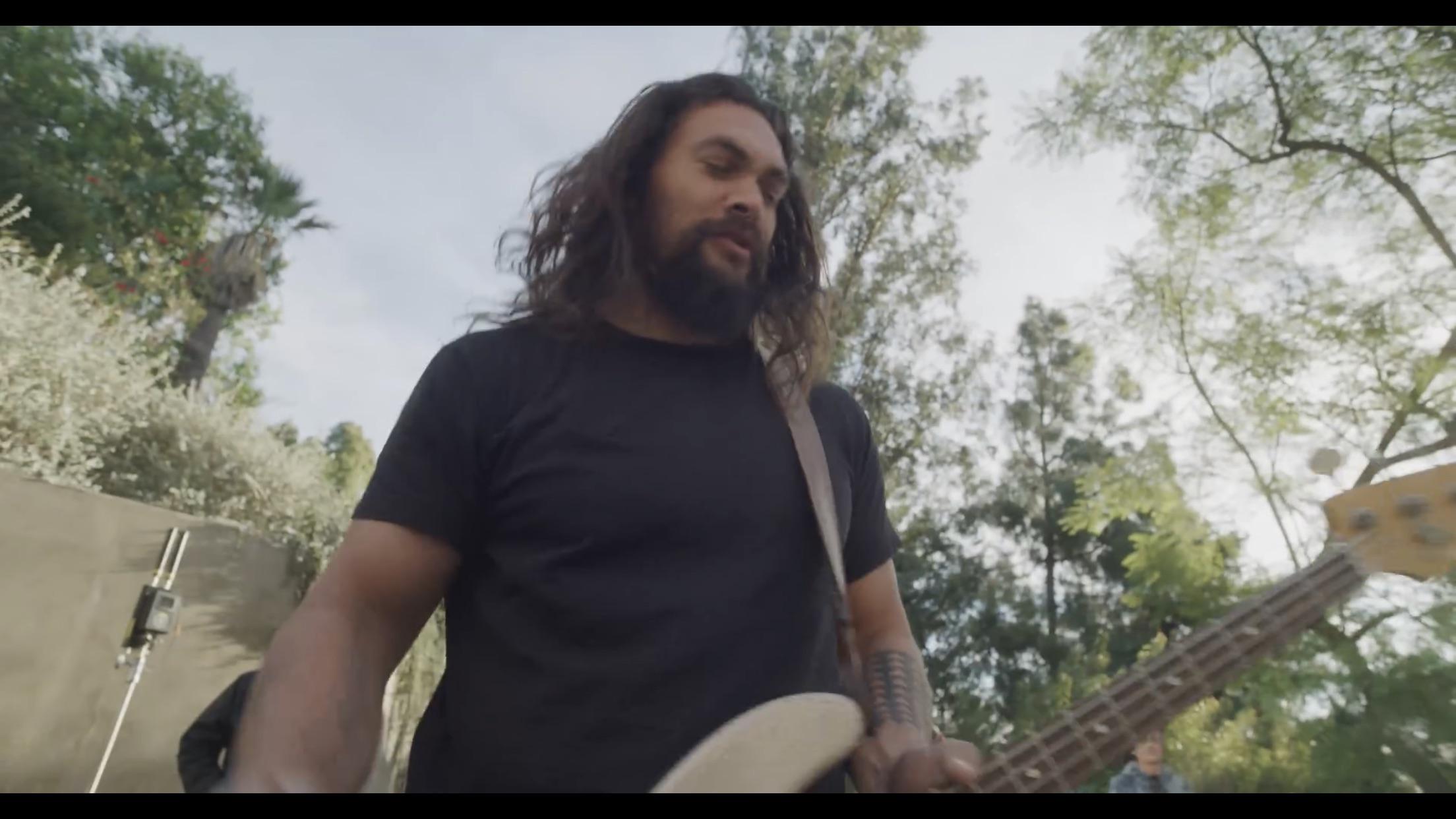 Jason Momoa slaps bass r/Davie504