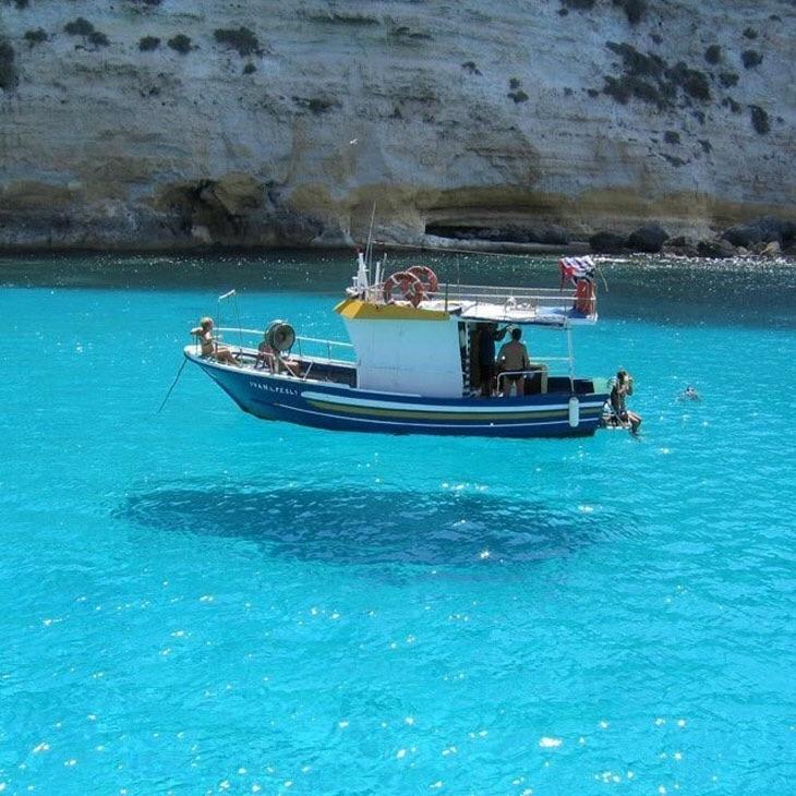 This "levitating" boat is just in very clear water r/illusionporn