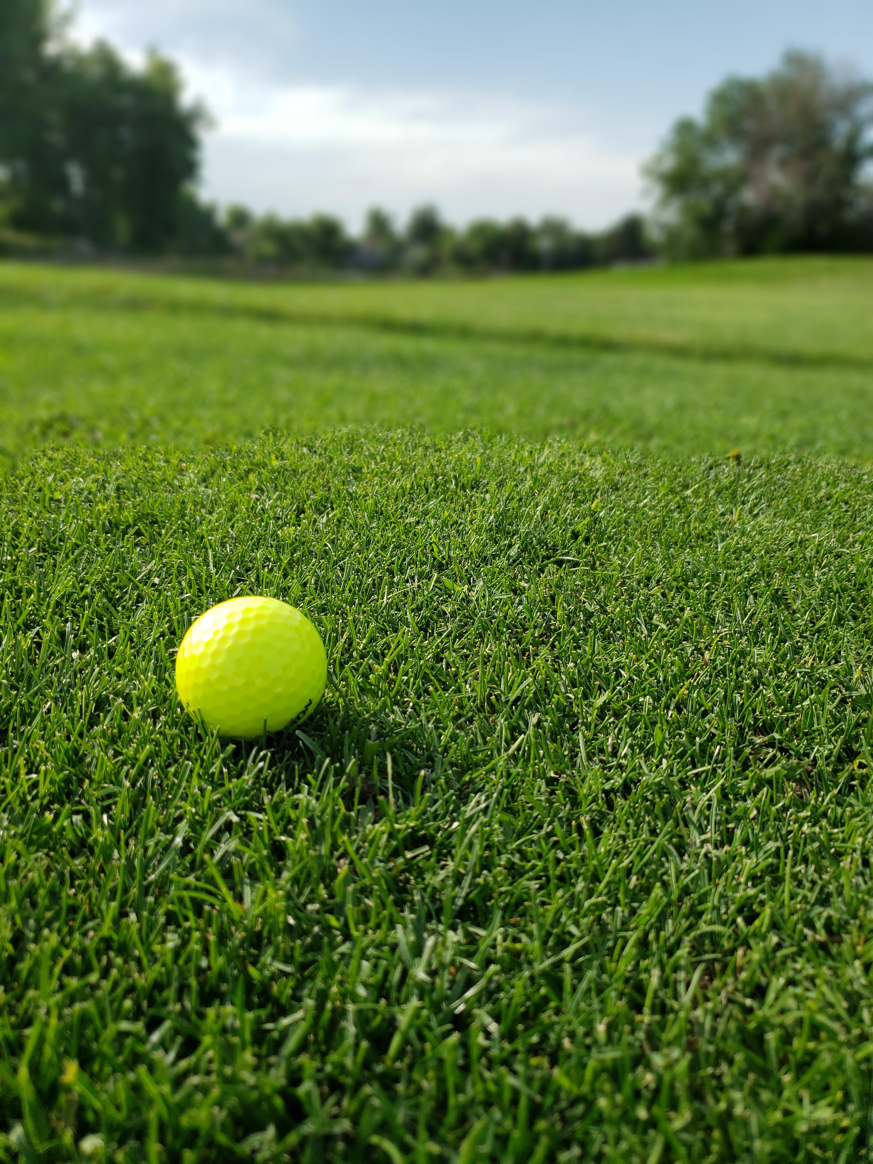 Made a wallpaper for us yellow ball folks r/golf