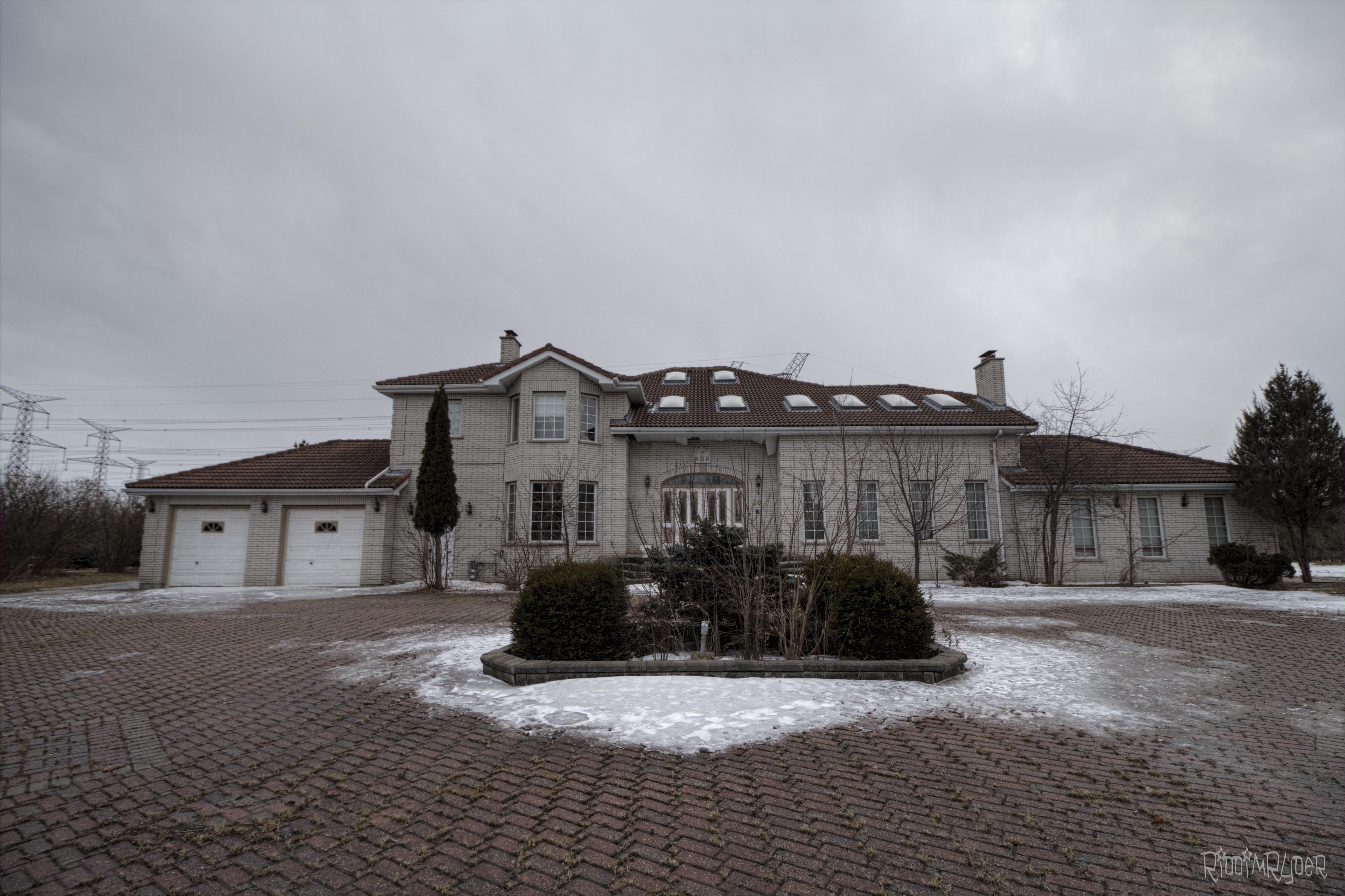 Why Would this 6,000,000 Mansion in Ontario Be Abandoned??? [5202 x