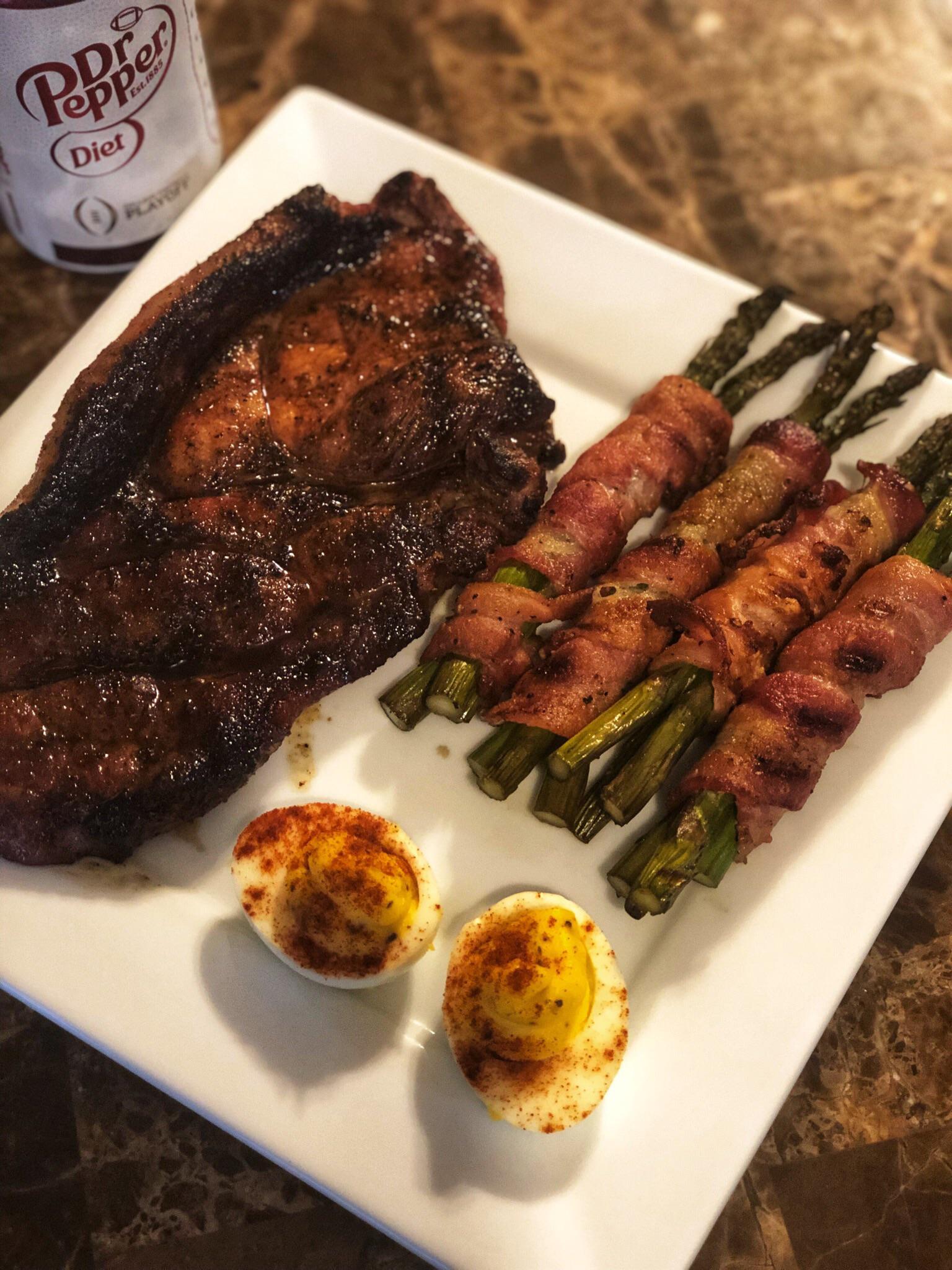 Grilled pork steak and bacon wrapped asparagus 🔥🔥🔥 r/Keto_Food