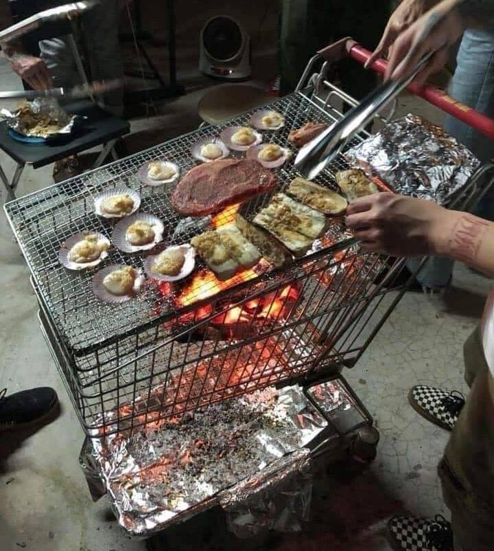 This shopping cart was converted into a mobile Grill r/interestingasfuck