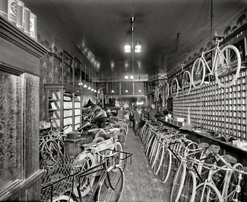 Detroit, Michigan, circa 1912 Metzger bicycle shop. r/TheWayWeWere