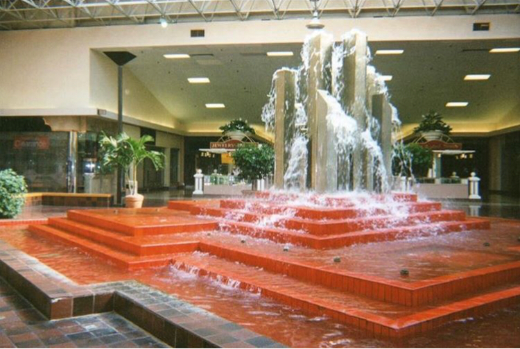 Water fountain at Rolling Acres Mall (circa unknown) r/deadmalls