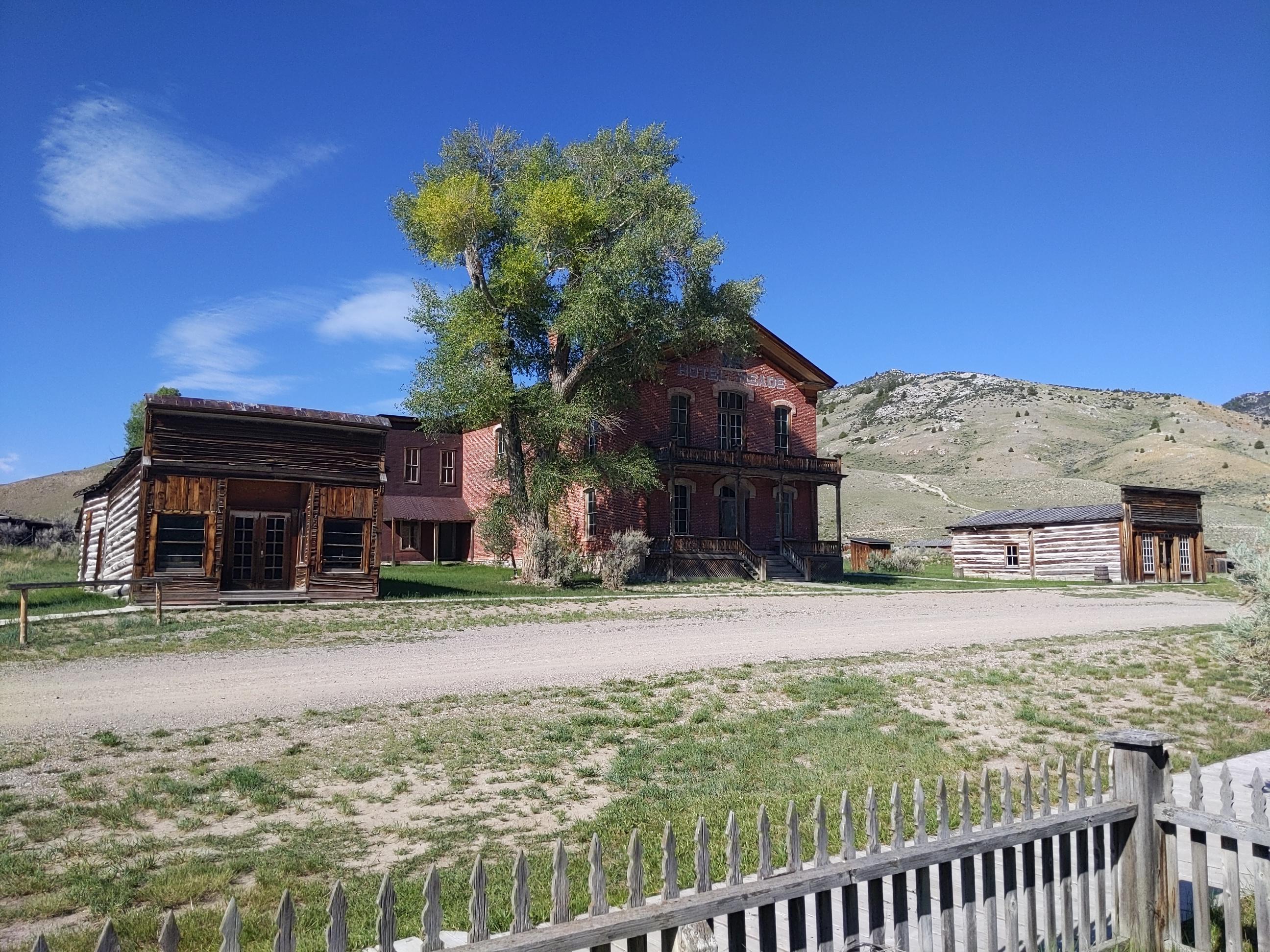 Hotel Meade, Bannack ghost town, Montana r/AbandonedPorn