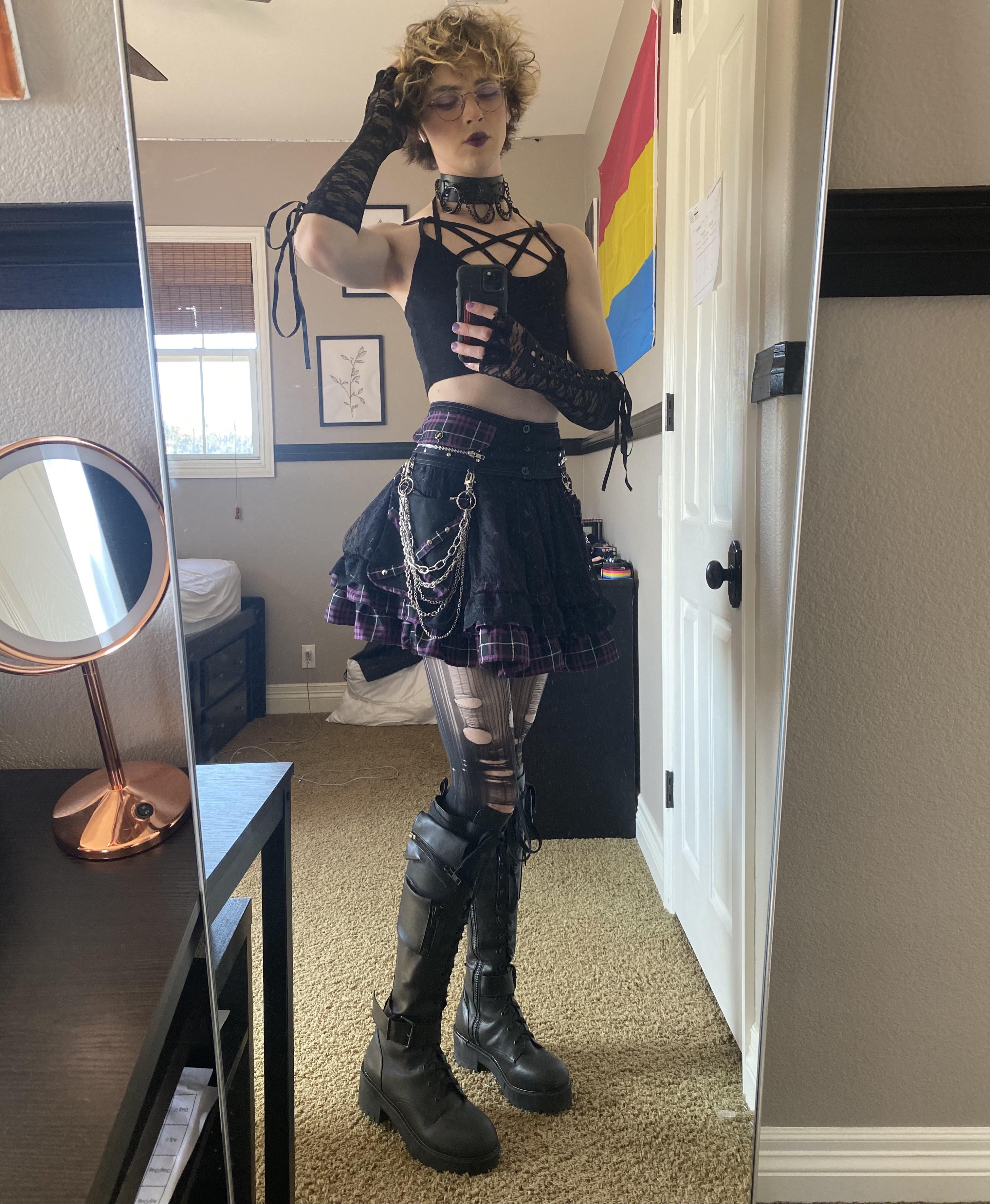 Back at it with the goth look 💜 : femboy